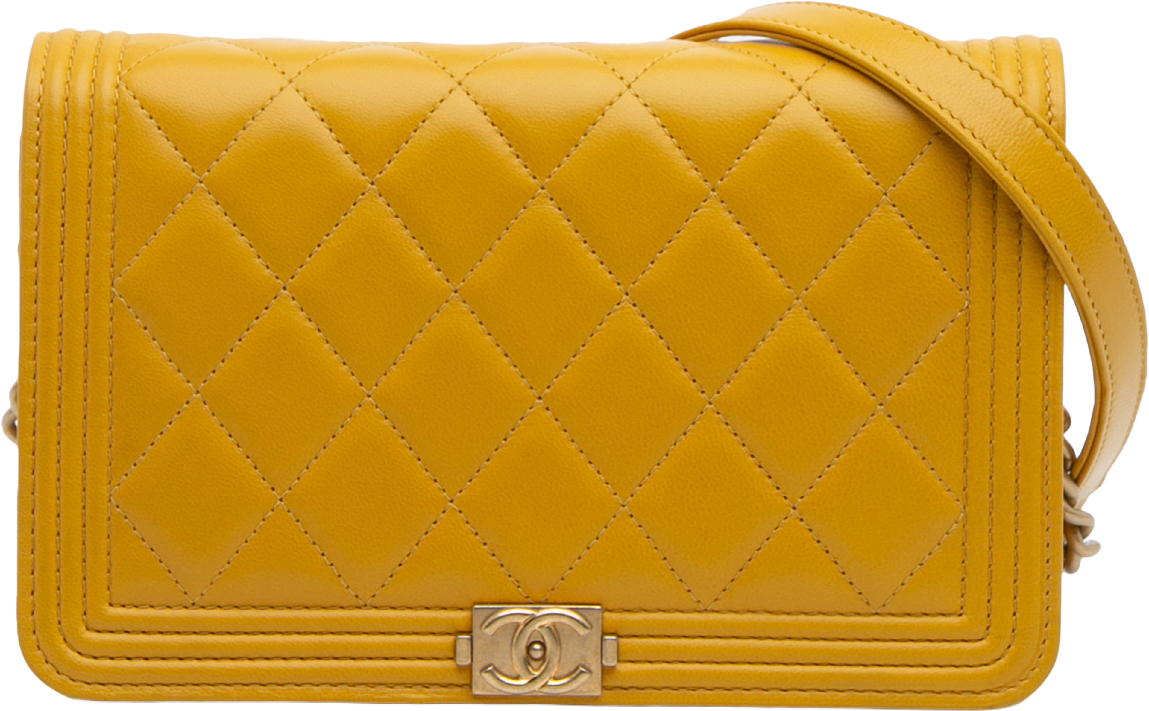 Chanel Quilted Lambskin Boy Wallet On Chain, från Luxclusif, i färgen mustard. Klicka för att öppna bilden i stort format