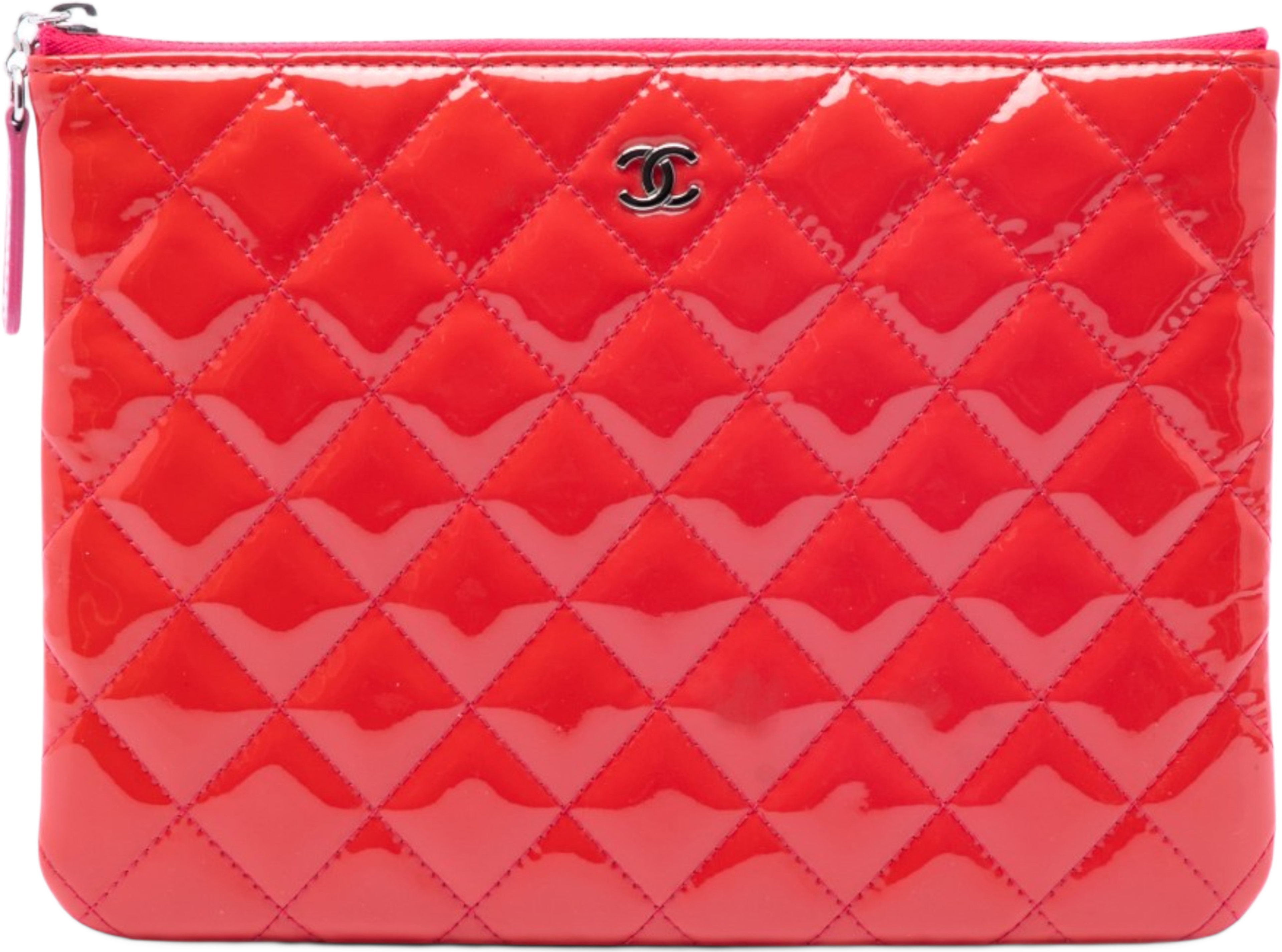 Chanel Small Quilted Patent O Case Clutch, från Luxclusif, i färgen röd. Klicka för att öppna bilden i stort format