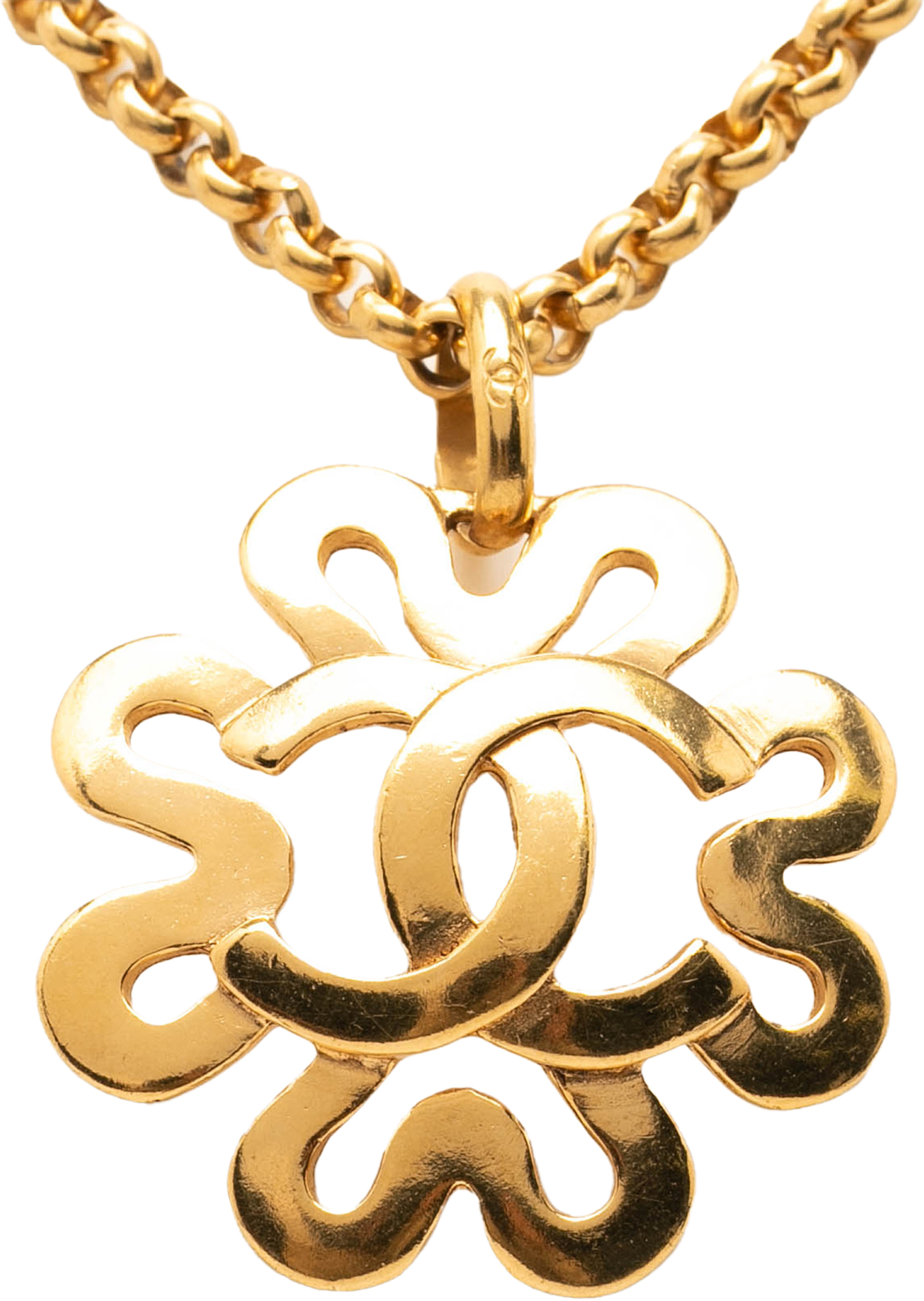 Chanel Gold Plated Cc Flower Pendant Necklace, från Luxclusif, i färgen gold. Klicka för att öppna bilden i stort format