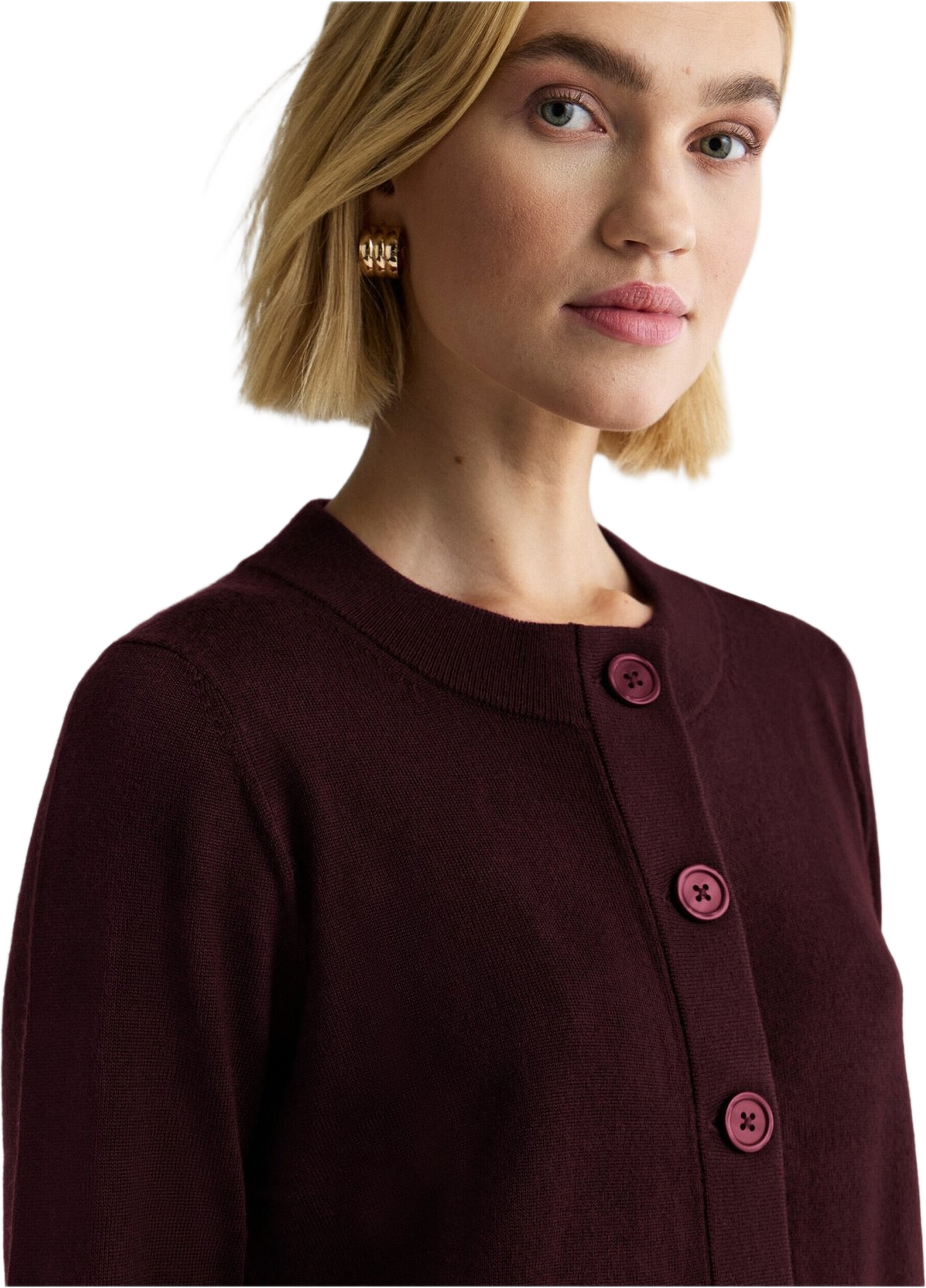 Merinoullscardigan Sarah, från Newhouse, i färgen djup vinröd. Klicka för att öppna bilden i stort format