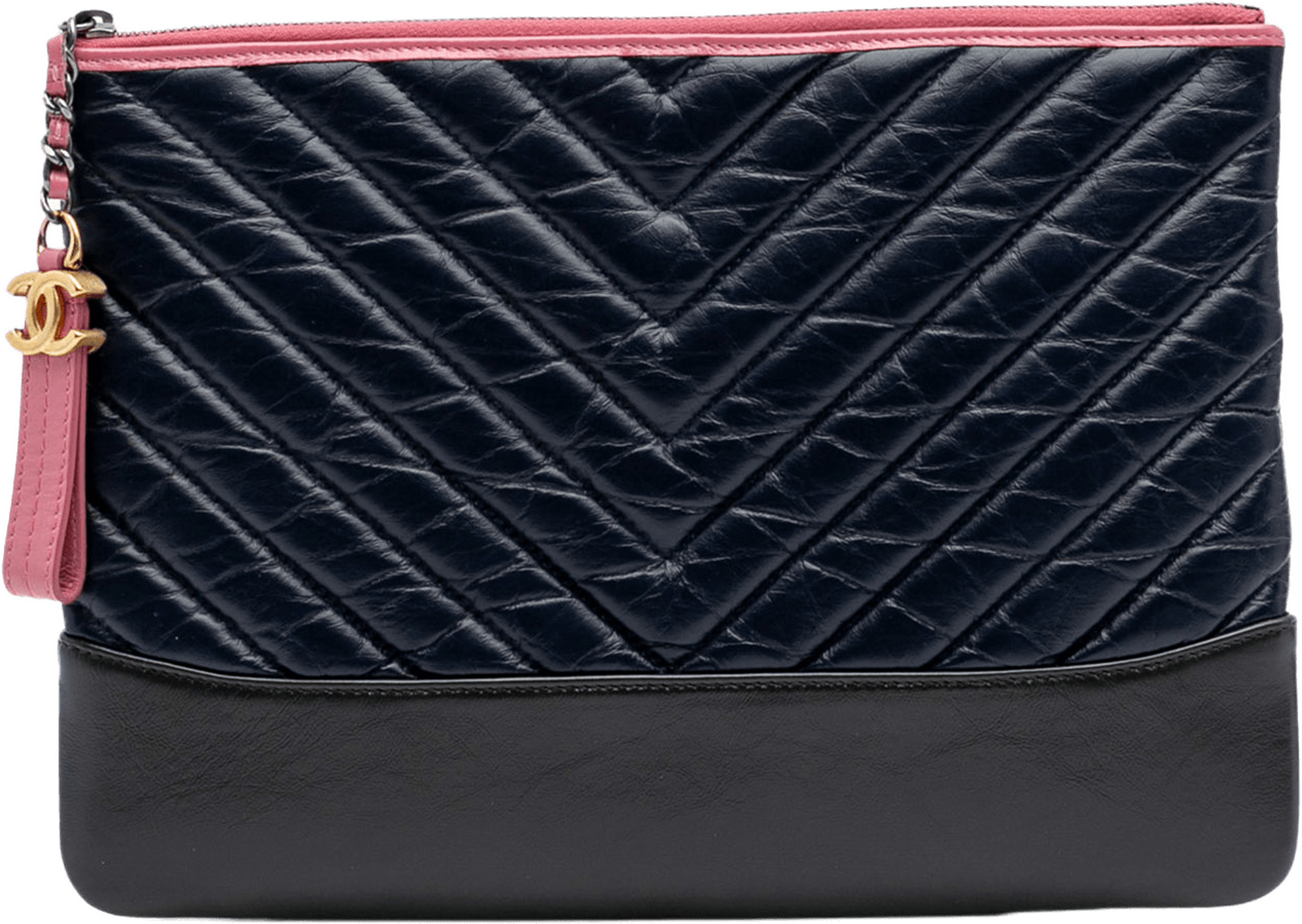 Chanel Medium Chevron Aged Calfskin Gabrielle Cosmetic Clutch, från Luxclusif, i färgen midnight blue. Klicka för att öppna bilden i stort format
