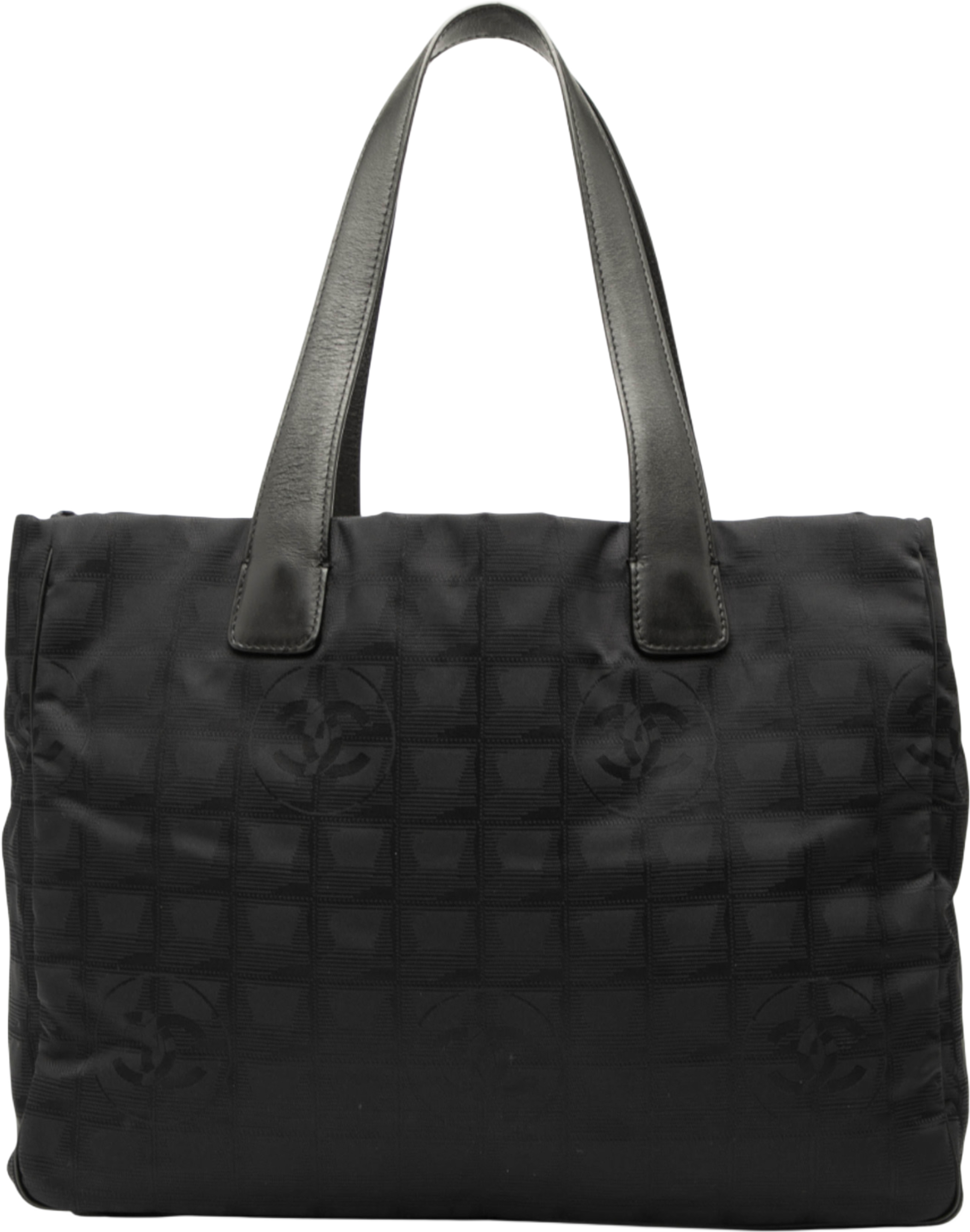 Chanel New Travel Line Nylon Tote, från Luxclusif, i färgen black. Klicka för att öppna bilden i stort format