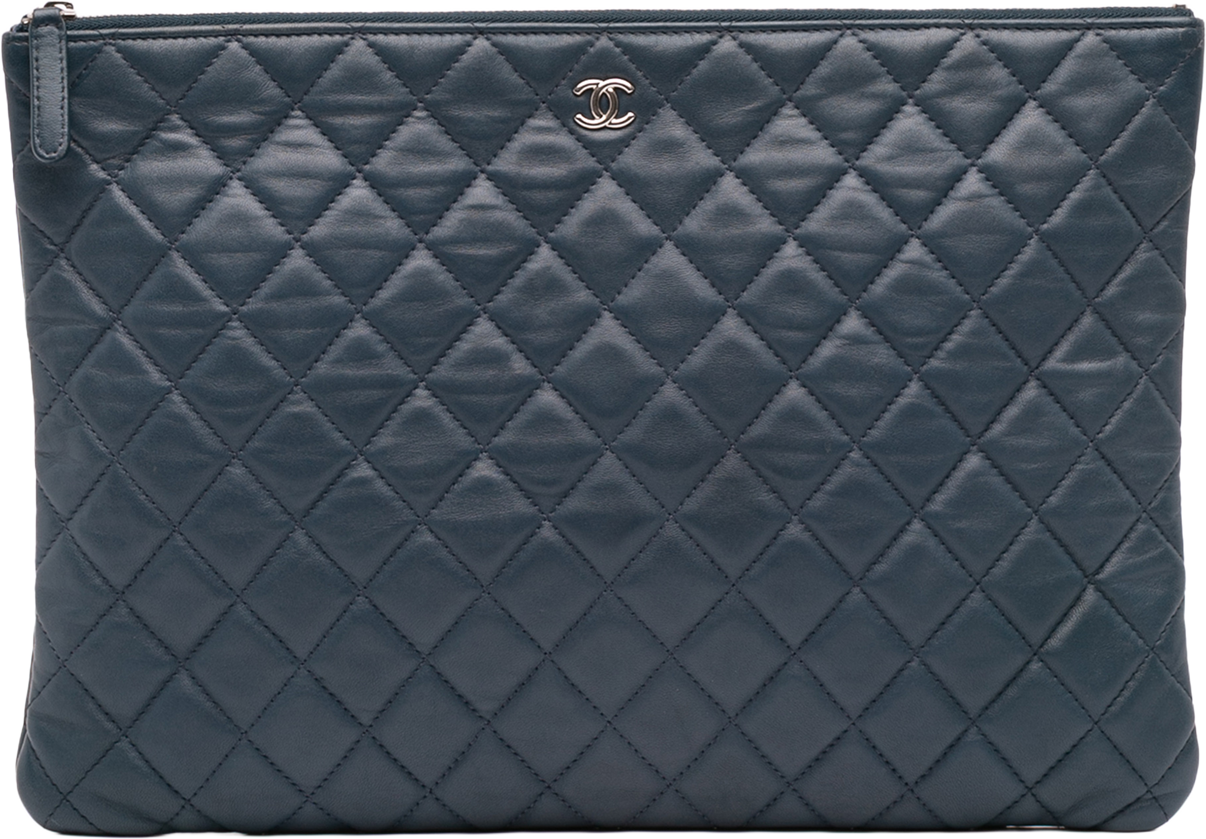 Chanel Large Quilted Lambskin O Case Clutch, från Luxclusif, i färgen dark blue. Klicka för att öppna bilden i stort format