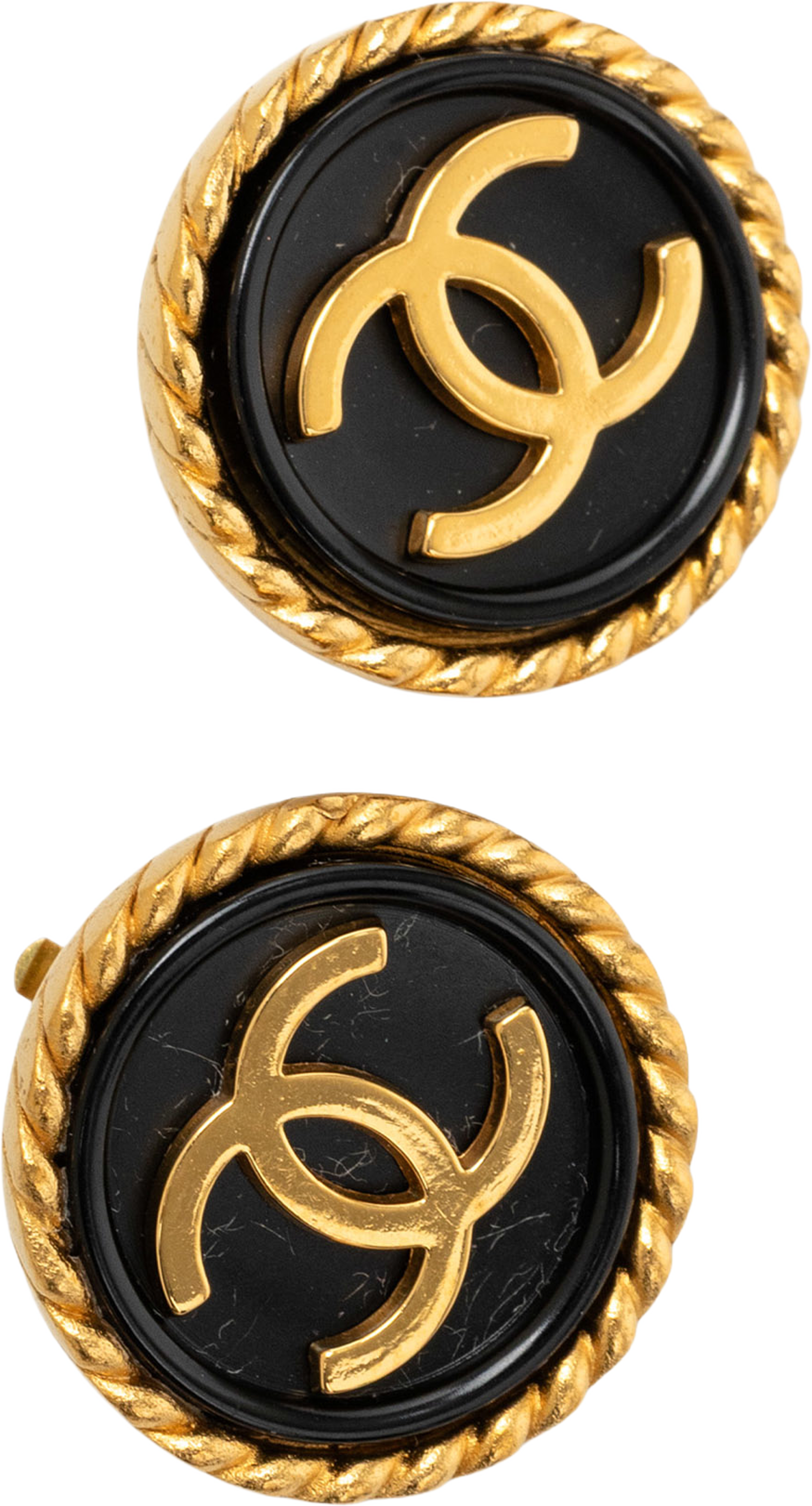 Chanel Cc Gold Plated Enamel Round Clip On Earrings, från Luxclusif, i färgen guld. Klicka för att öppna bilden i stort format