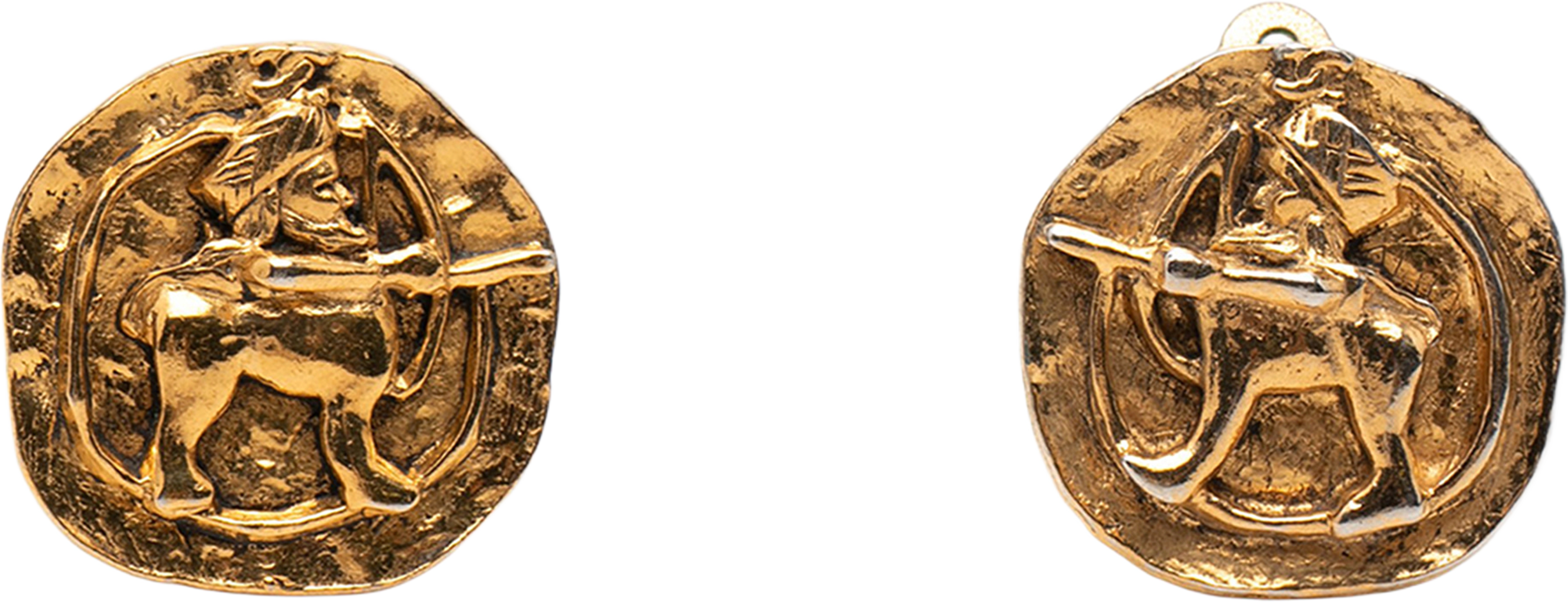 Chanel Gold Plated Archer Medallion Clip On Earrings, från Luxclusif, i färgen gold. Klicka för att öppna bilden i stort format