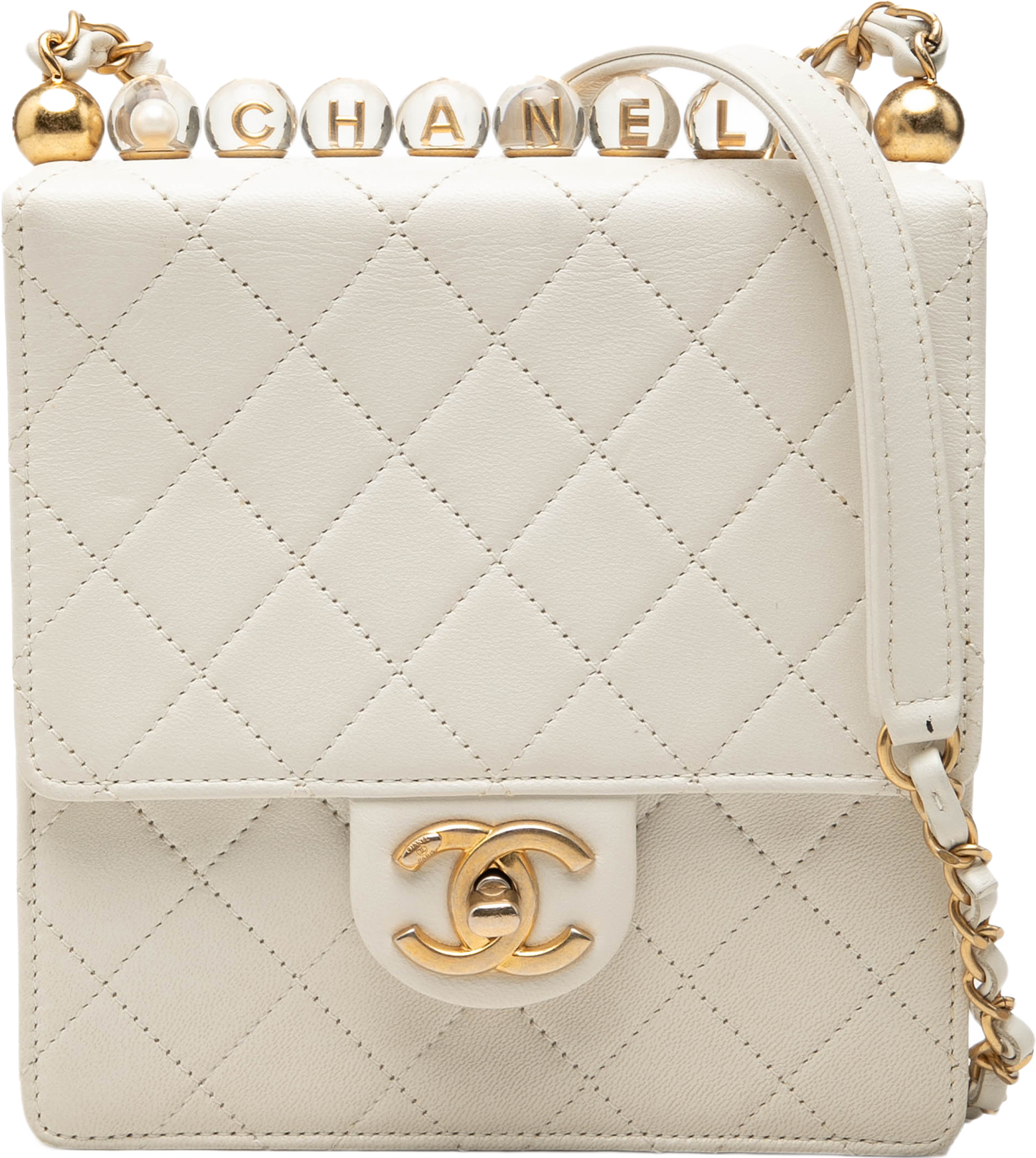 Chanel Small Lambskin Chic Pearls Flap, från Luxclusif, i färgen vit. Klicka för att öppna bilden i stort format