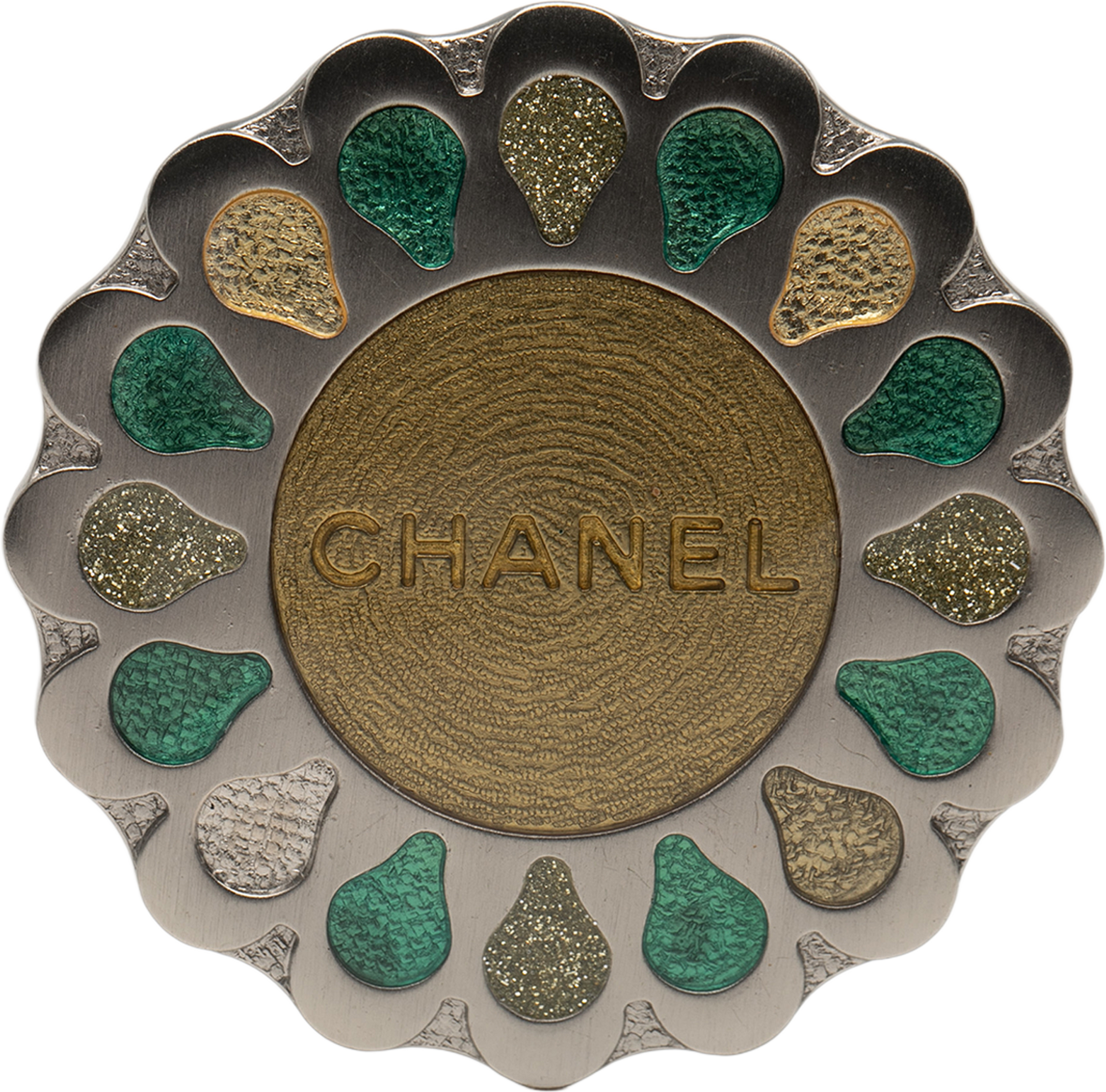 Chanel Silver Plated Medallion Floral Brooch, från Luxclusif, i färgen silver. Klicka för att öppna bilden i stort format