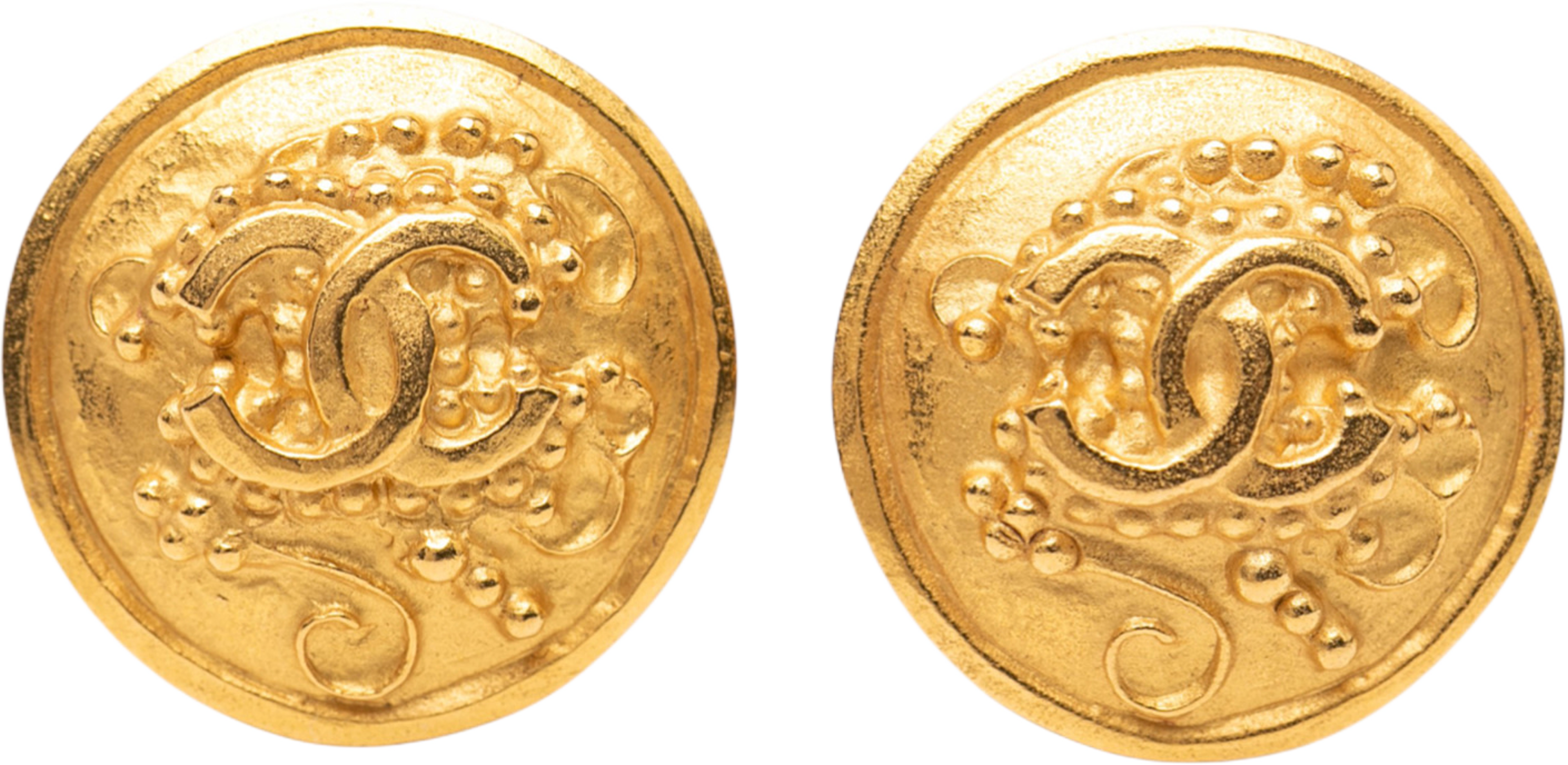 Chanel Gold Plated Cc Grapevine Round Clip On Earrings, från Luxclusif, i färgen gold. Klicka för att öppna bilden i stort format