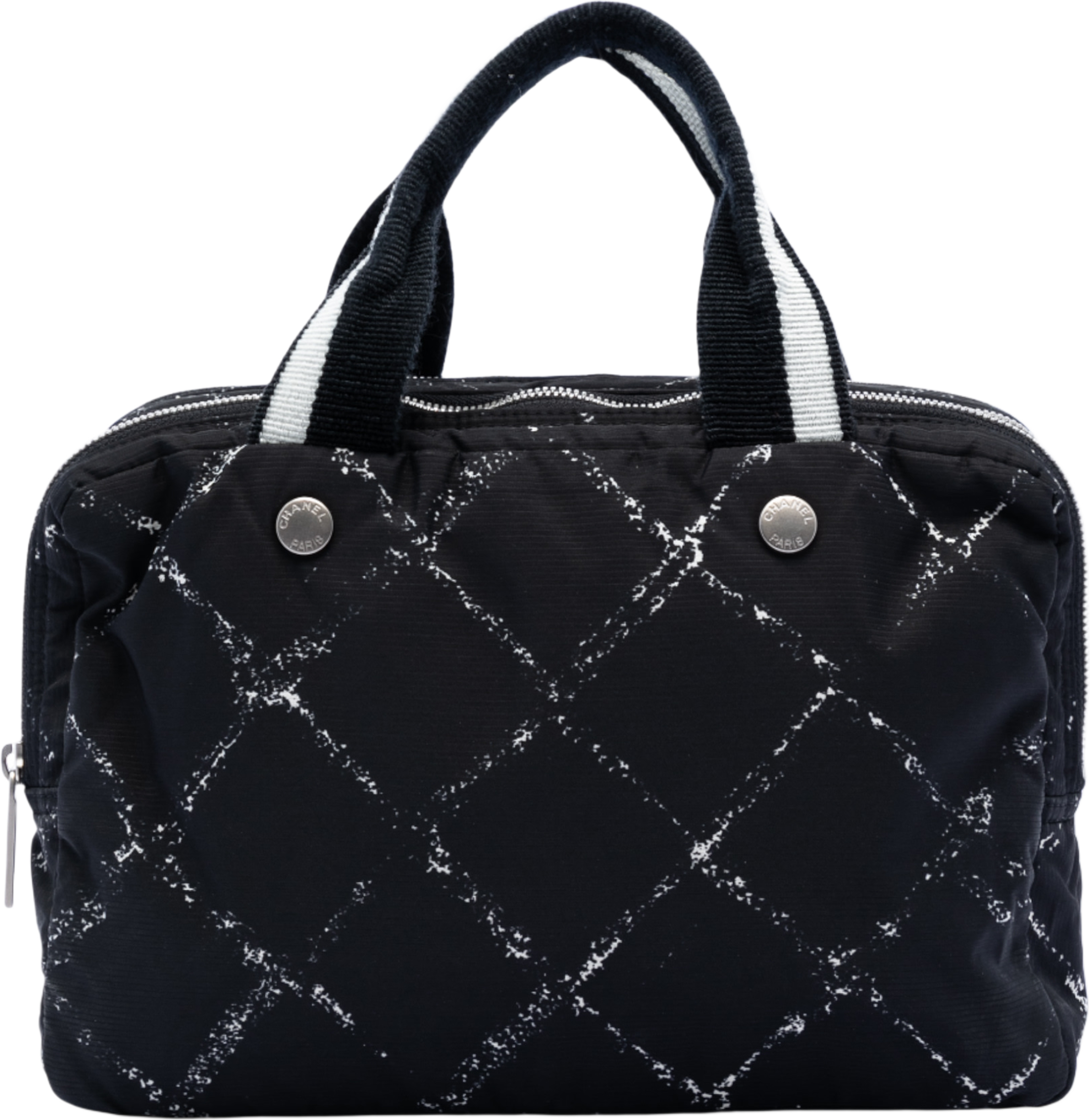 Chanel Old Travel Line Nylon Handbag, från Luxclusif, i färgen black. Klicka för att öppna bilden i stort format