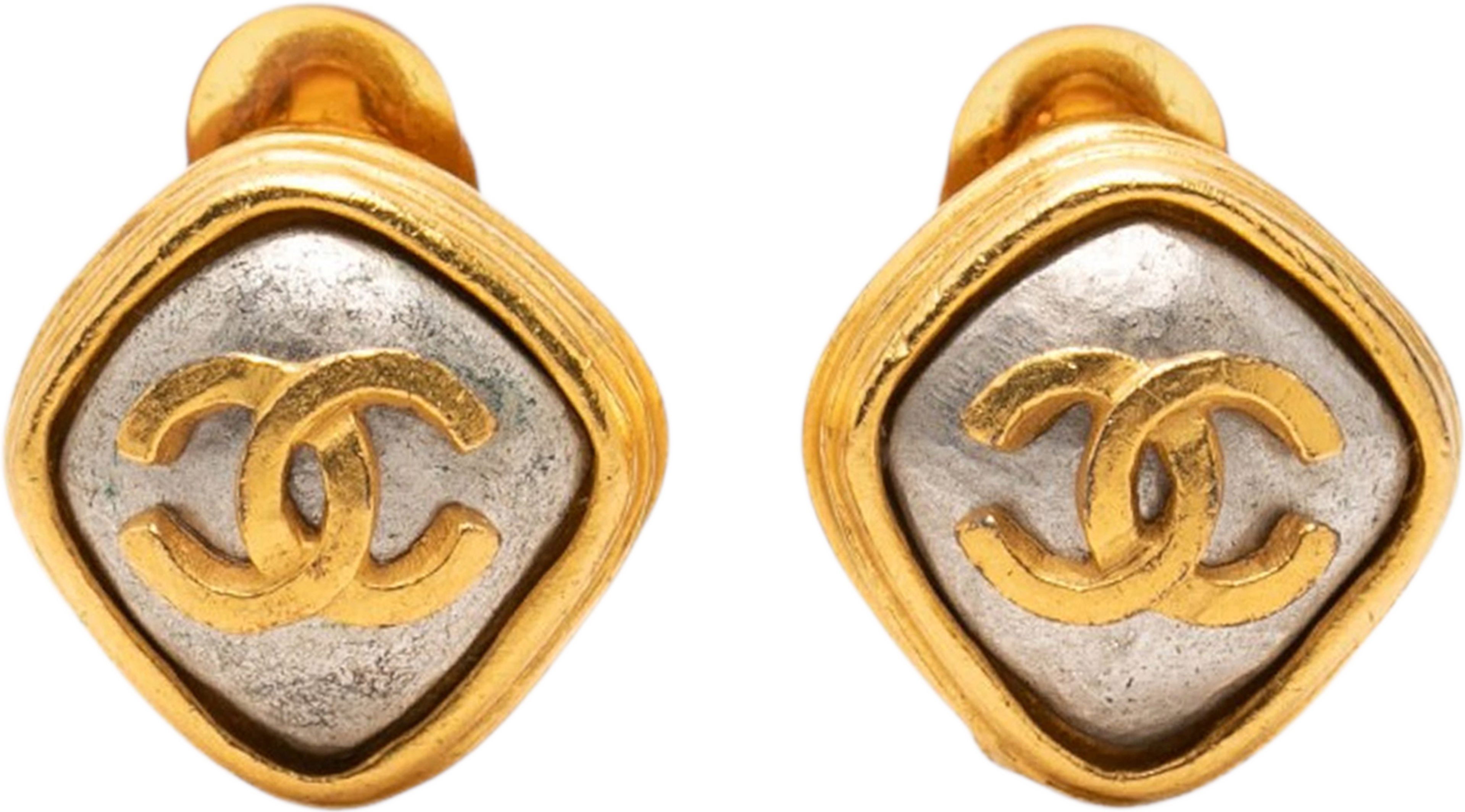 Chanel Cc Gold And Silver Plated Rhombus Clip On Earrings, från Luxclusif, i färgen guld. Klicka för att öppna bilden i stort format