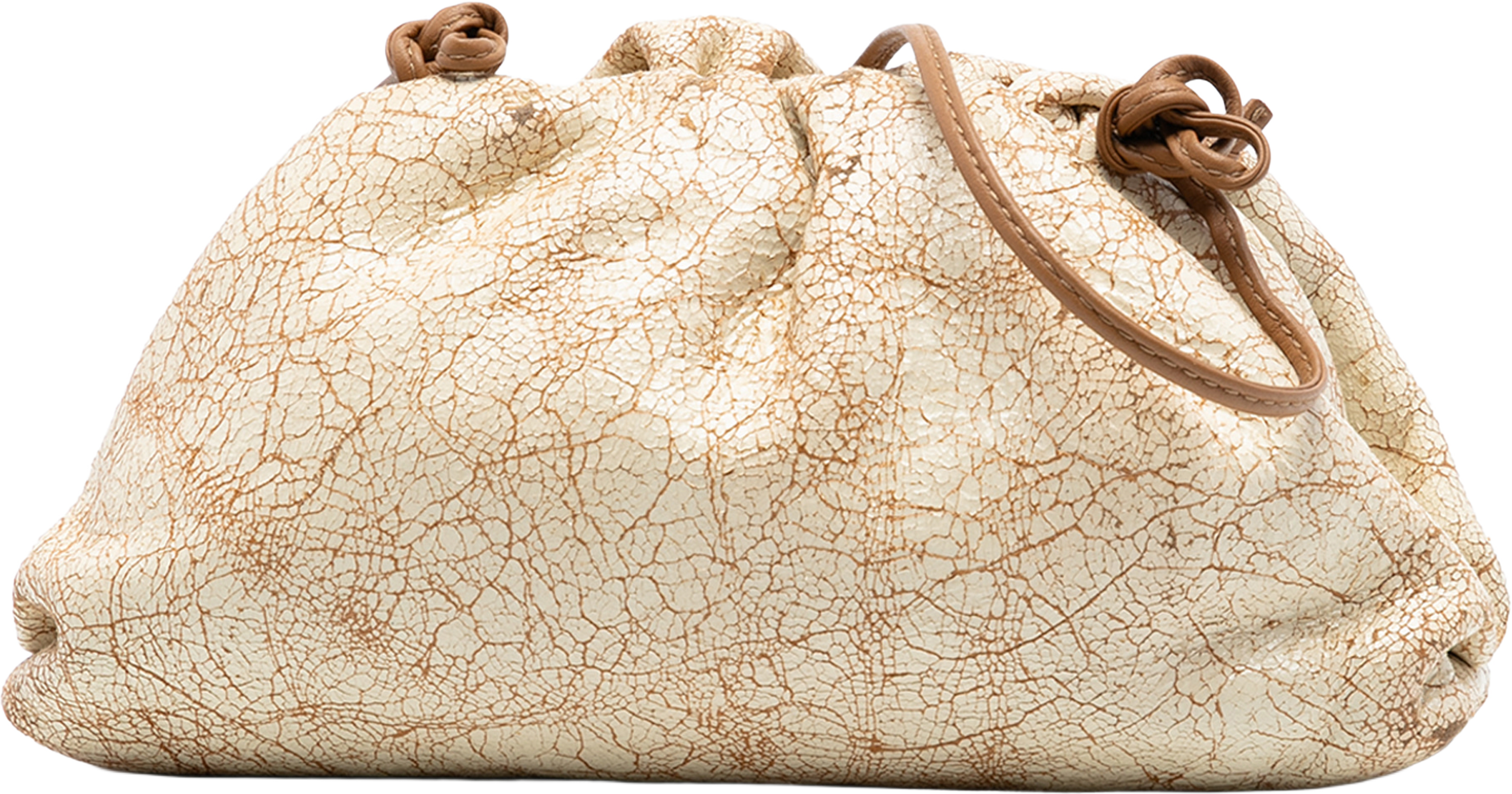 Bottega Veneta Crackled Calfskin The Mini Pouch Crossbody, från Luxclusif, i färgen beige. Klicka för att öppna bilden i stort format