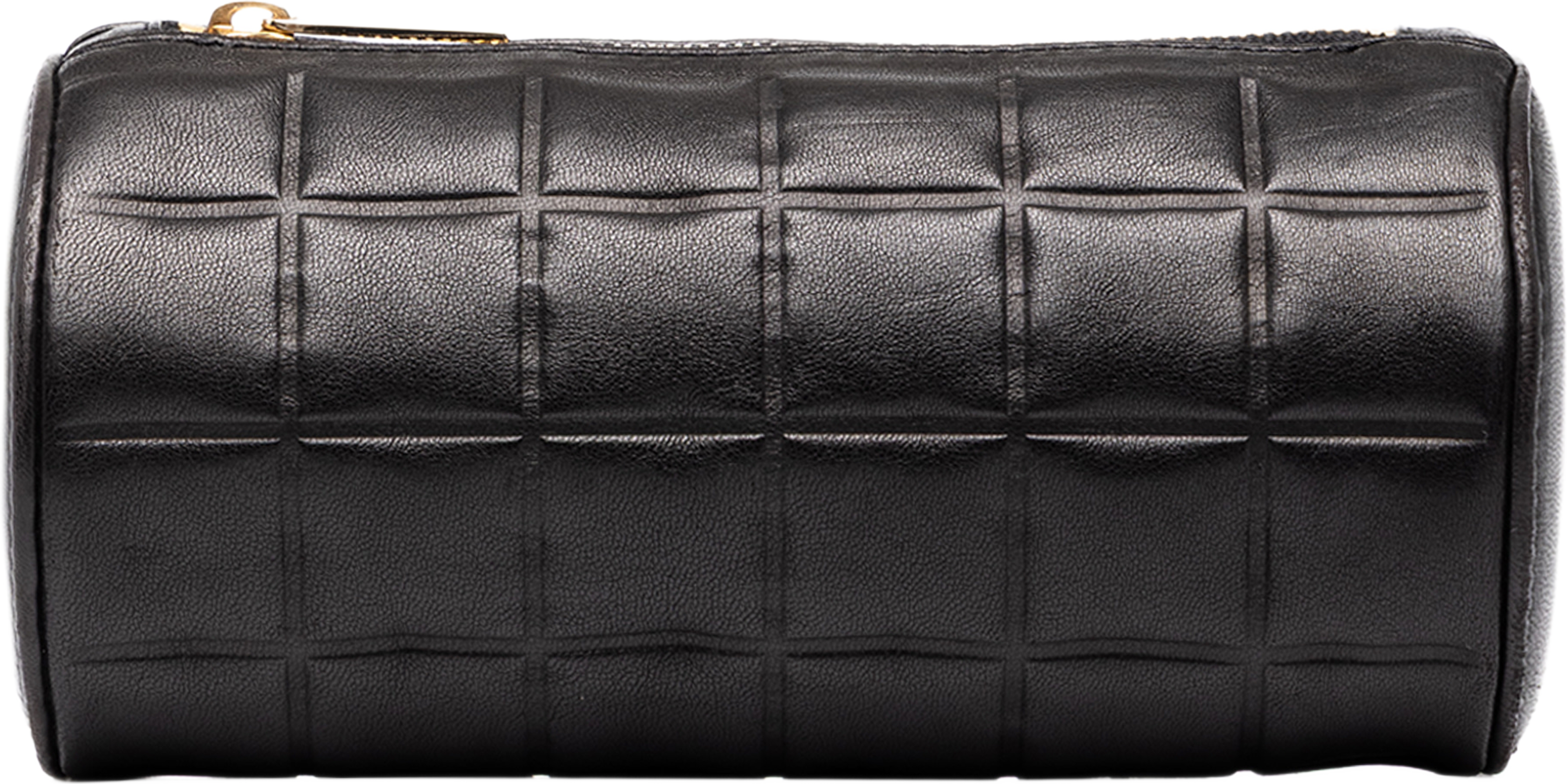 Chanel Cc Chocolate Bar Lambskin Barrel Cosmetic Pouch, från Luxclusif, i färgen svart. Klicka för att öppna bilden i stort format