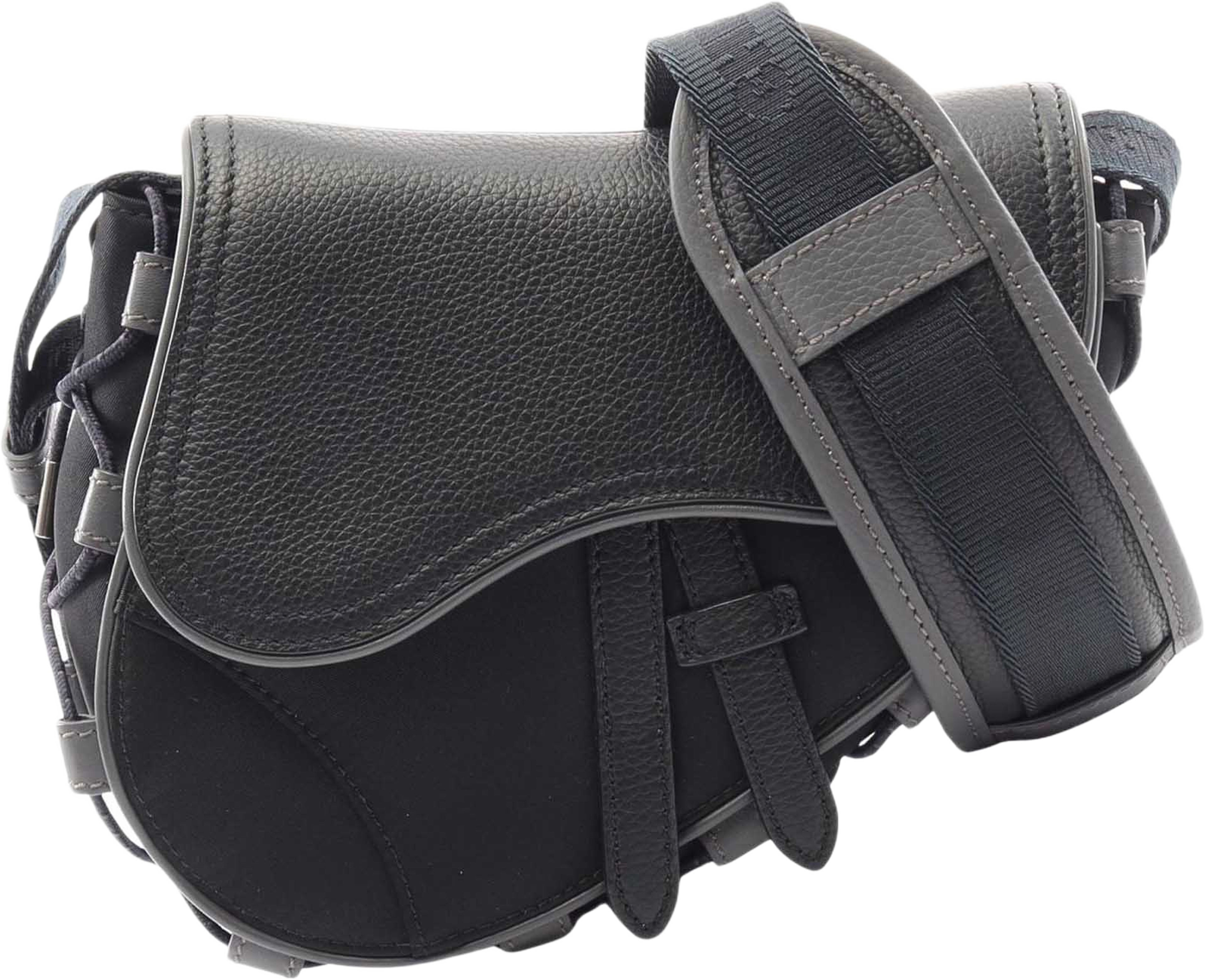 Dior Sacai Mini Nylon And Leather Saddle Crossbody, från Luxclusif, i färgen black. Klicka för att öppna bilden i stort format