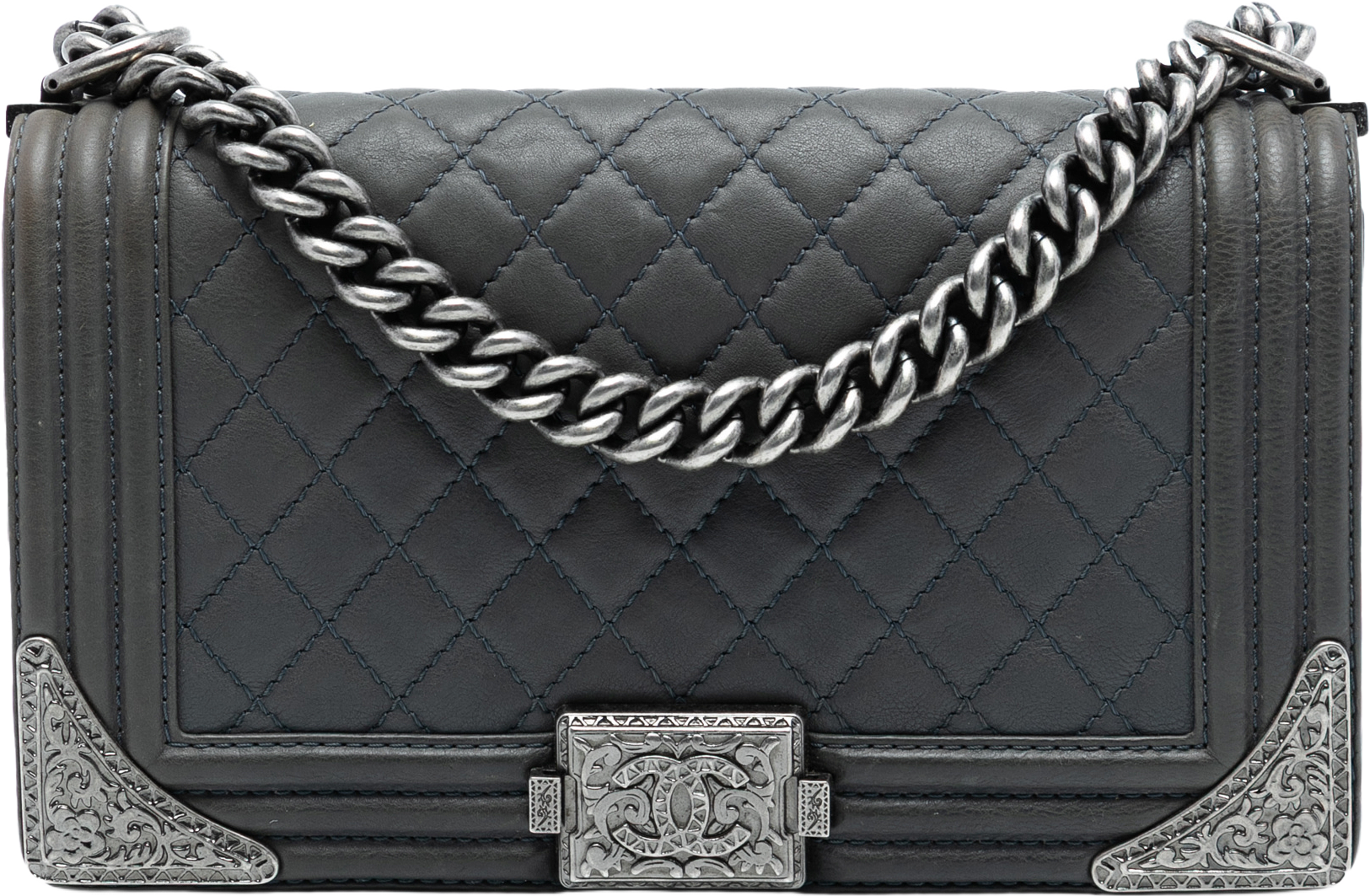Chanel Paris Dallas Old Medium Quilted Calfskin Cowboy Boy Flap, från Luxclusif, i färgen gray. Klicka för att öppna bilden i stort format