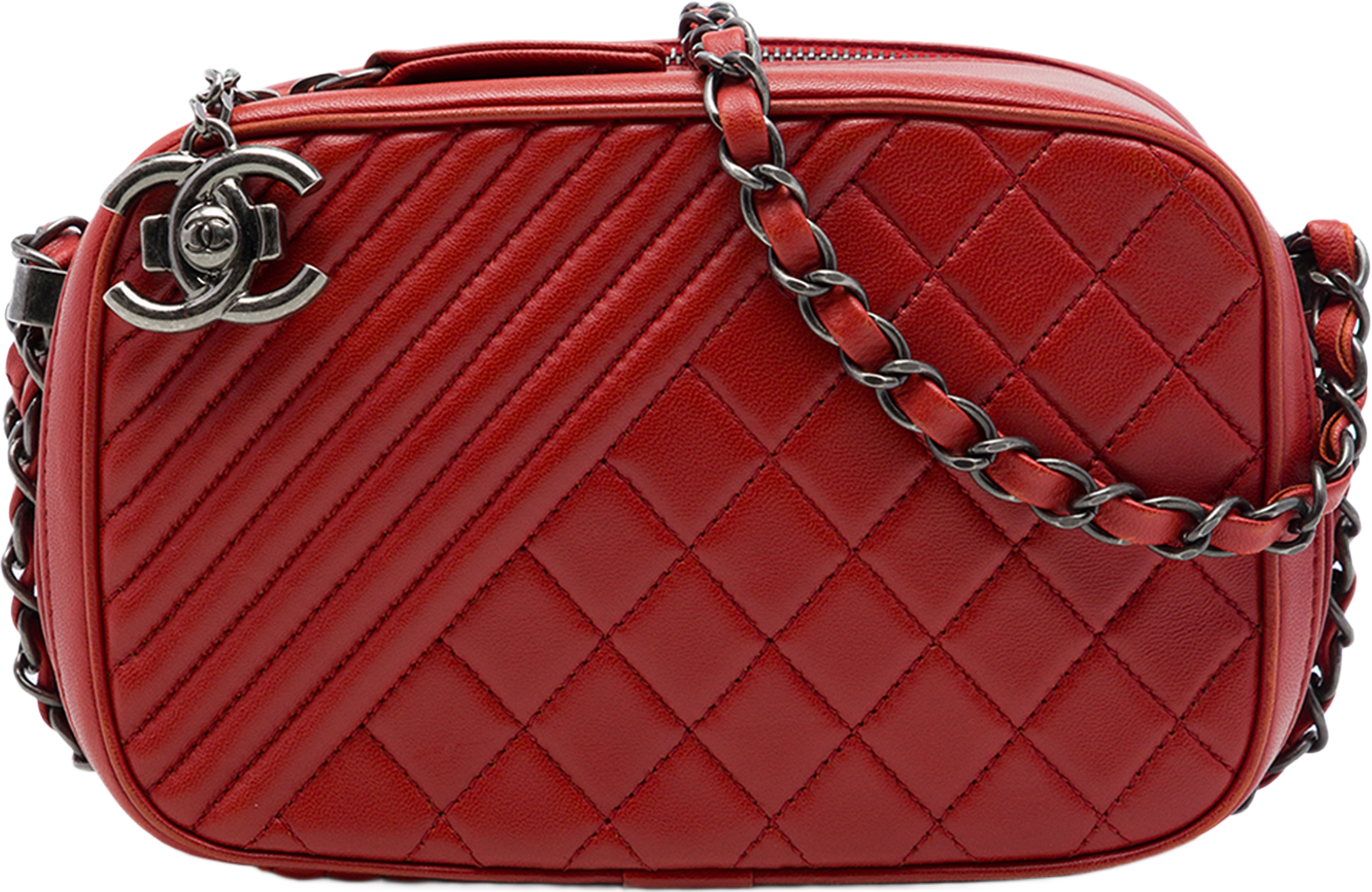 Chanel Small Quilted Lambskin Coco Boy Camera Bag, från Luxclusif, i färgen röd. Klicka för att öppna bilden i stort format