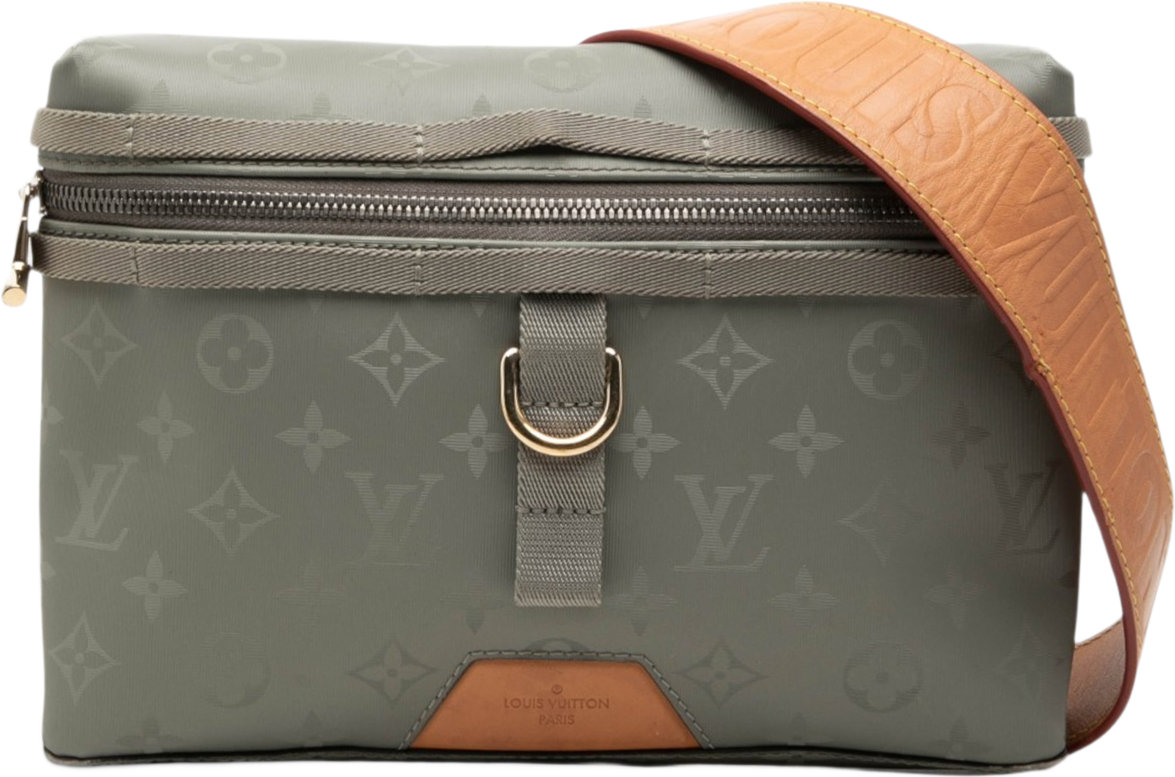 Louis Vuitton Monogram Titanium Messenger Pm, från Luxclusif, i färgen light gray. Klicka för att öppna bilden i stort format