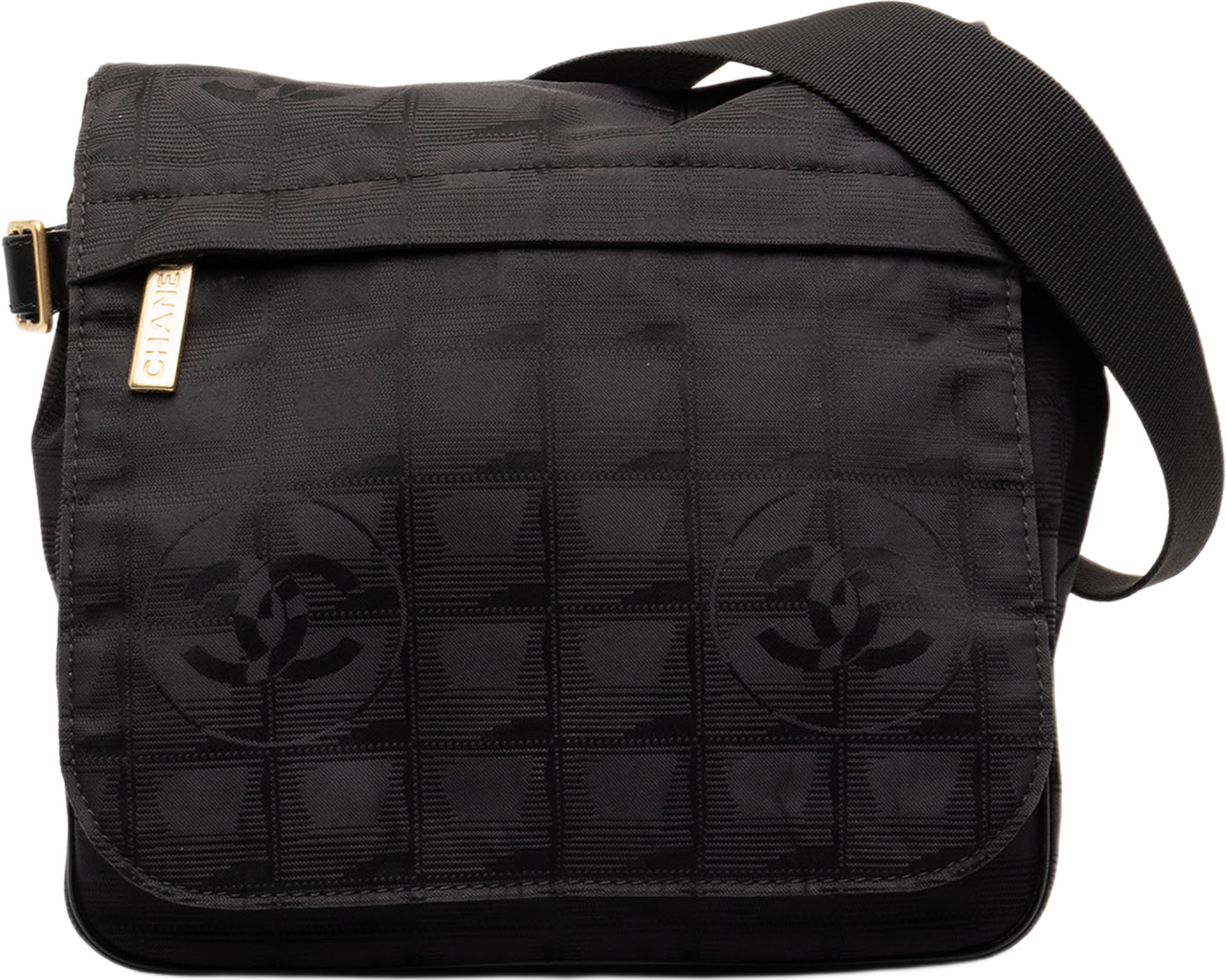Chanel New Travel Line Nylon Messenger Bag, från Luxclusif, i färgen svart. Klicka för att öppna bilden i stort format