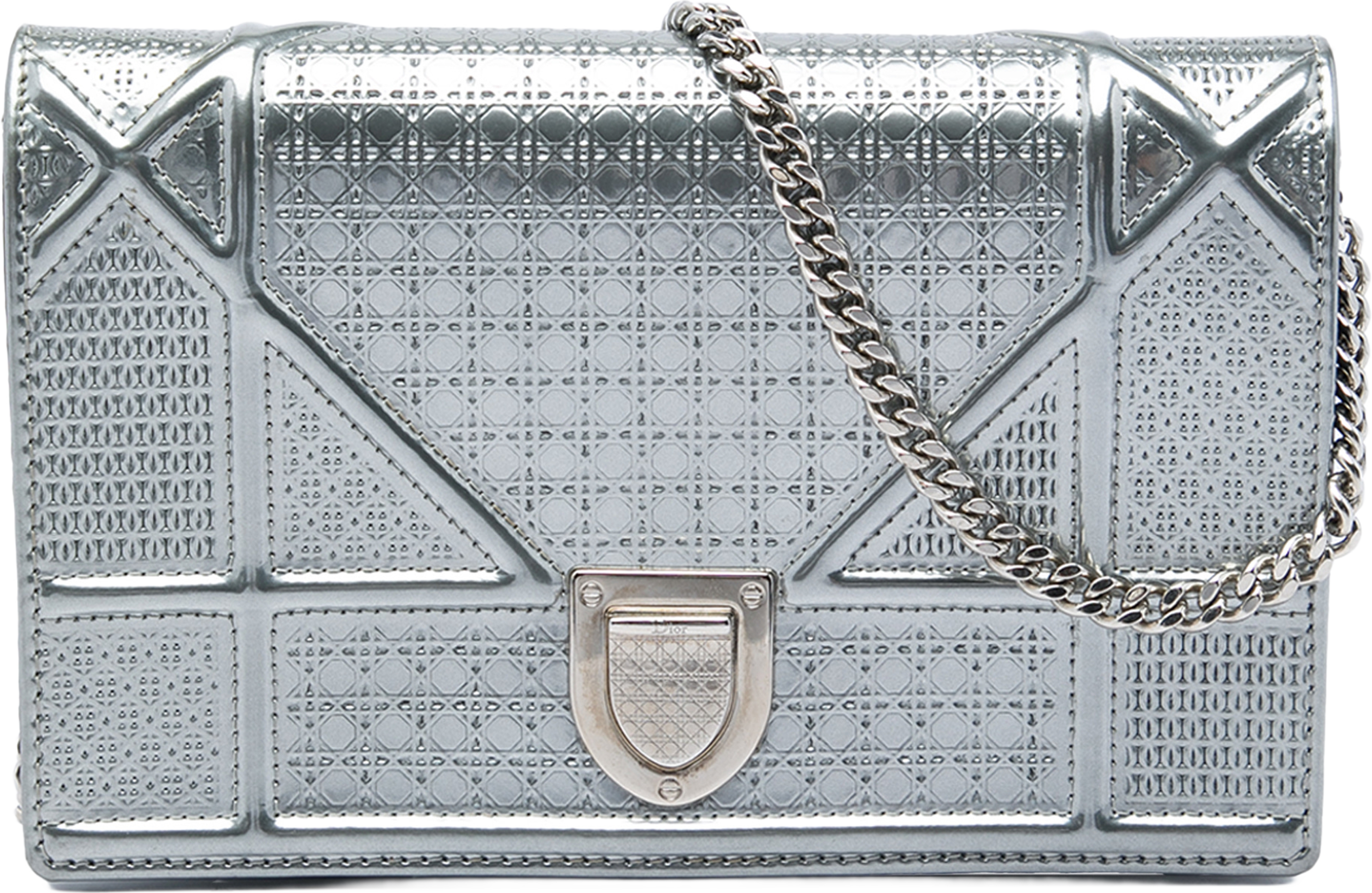Dior Metallic Patent Microcannage Diorama Wallet On Chain, från Luxclusif, i färgen silver. Klicka för att öppna bilden i stort format