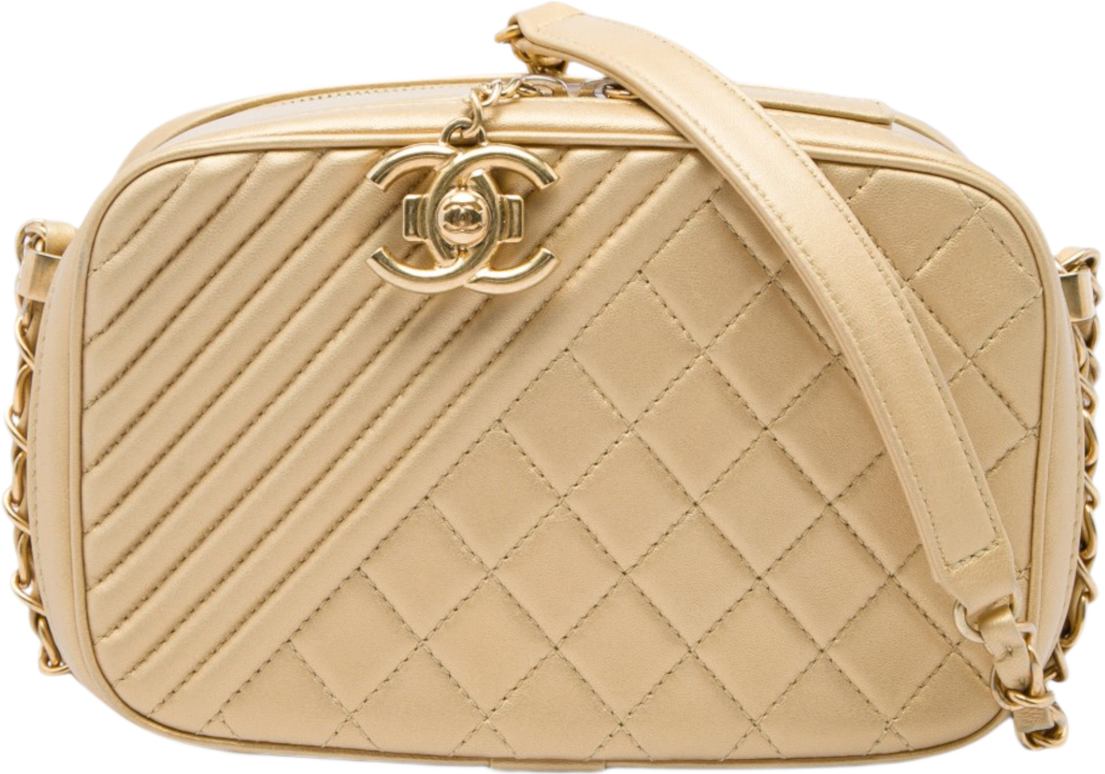 Chanel Small Quilted Lambskin Coco Boy Camera Bag, från Luxclusif, i färgen guld. Klicka för att öppna bilden i stort format
