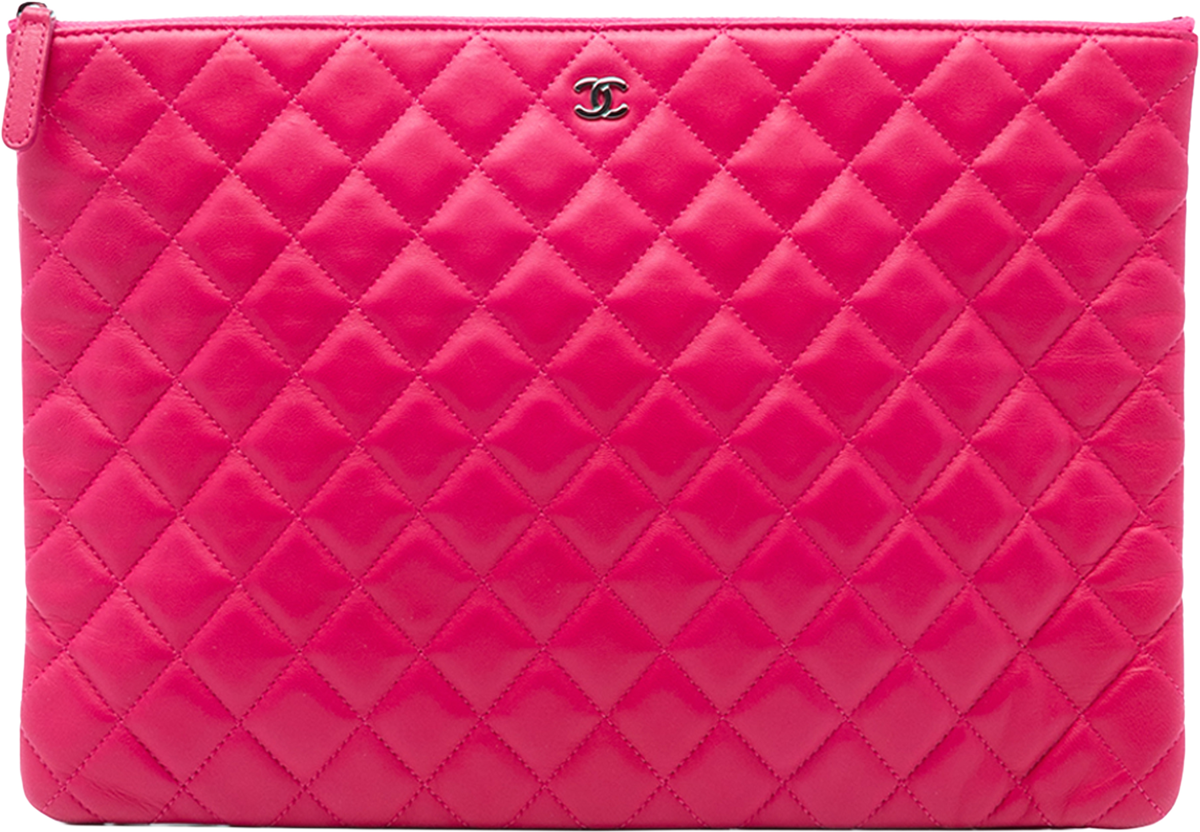Chanel Large Quilted Lambskin O Case Clutch, från Luxclusif, i färgen hot pink. Klicka för att öppna bilden i stort format