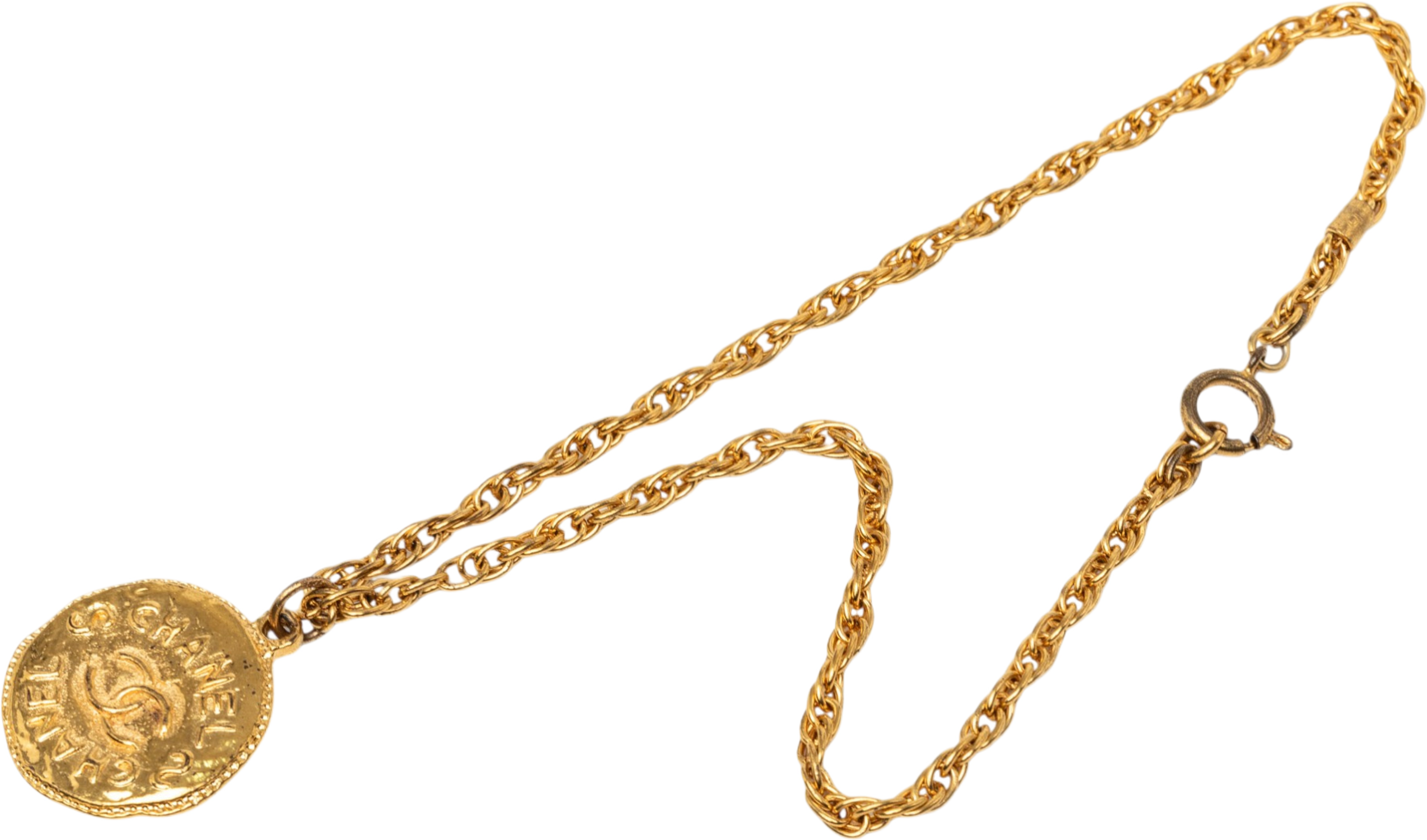 Chanel Cc Gold Plated Medallion Pendant Necklace, från Luxclusif, i färgen guld. Klicka för att öppna bilden i stort format