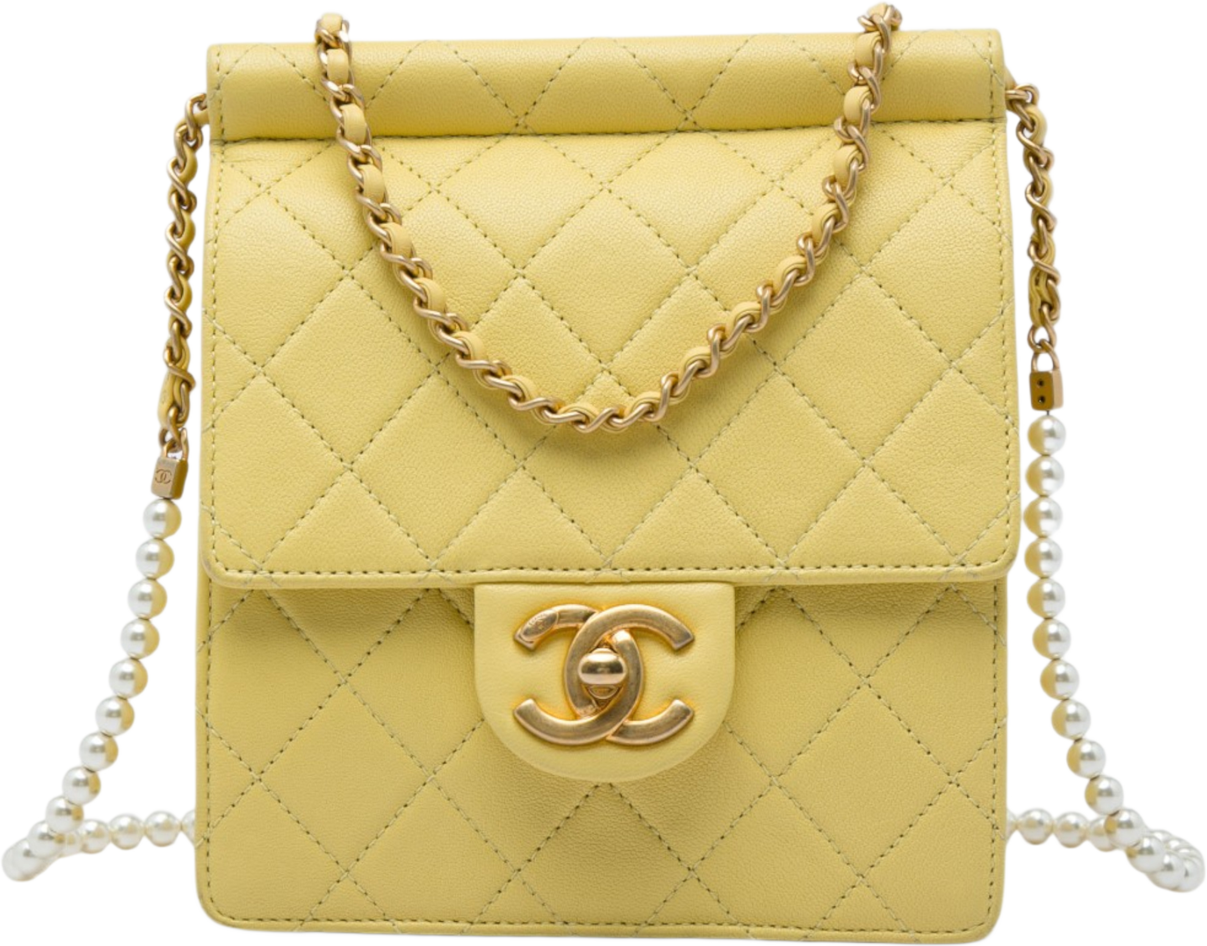 Chanel Small Quilted Lambskin Chic Pearls Flap, från Luxclusif, i färgen gul. Klicka för att öppna bilden i stort format