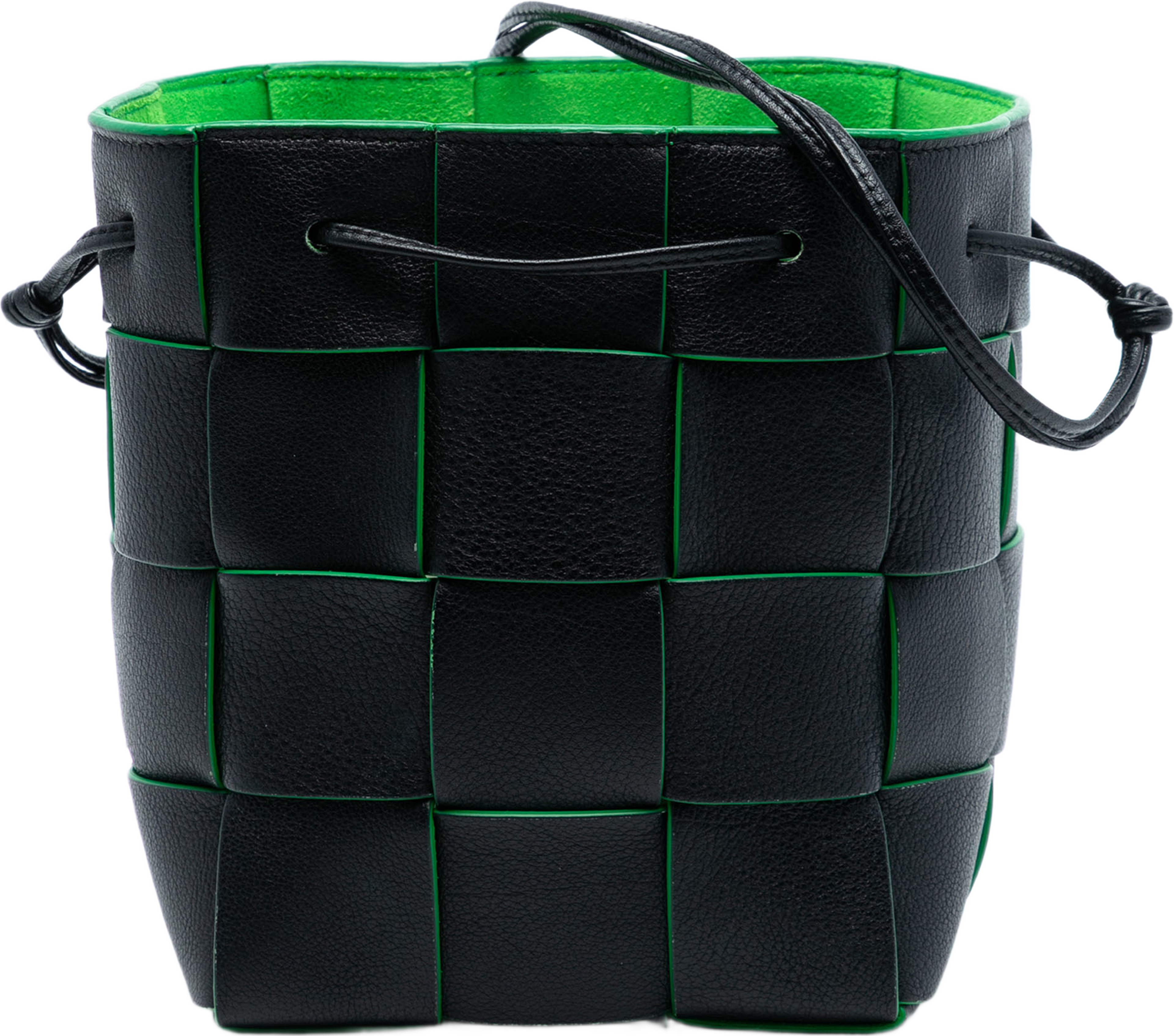 Bottega Veneta Small Nappa Maxi Intrecciato Cassette Bucket Bag, från Luxclusif, i färgen black. Klicka för att öppna bilden i stort format