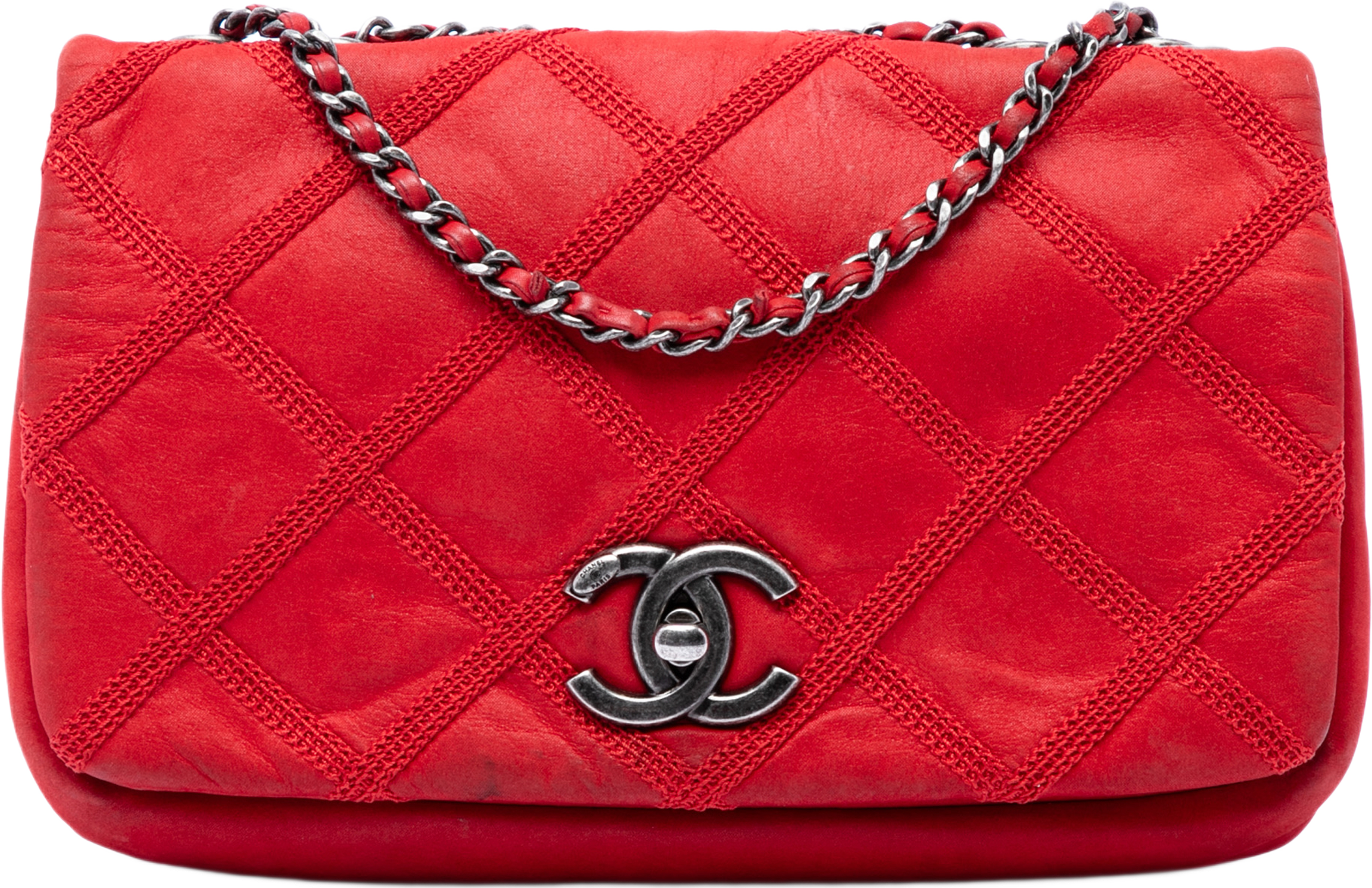 Chanel Iridescent Calfskin Diamond Stitch Flap, från Luxclusif, i färgen röd. Klicka för att öppna bilden i stort format