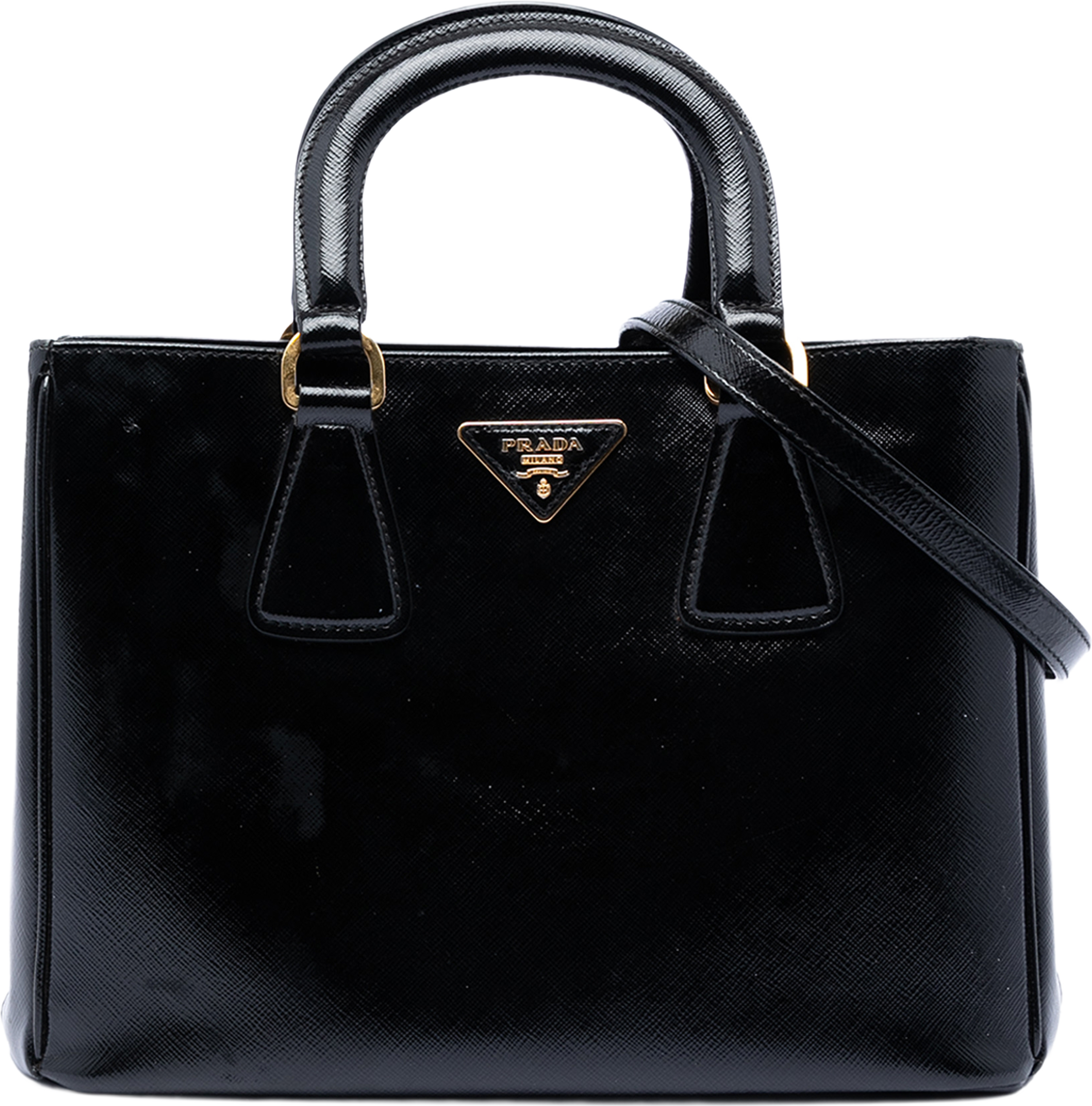 Prada Saffiano Vernice Top Handle Bag, från Luxclusif, i färgen svart. Klicka för att öppna bilden i stort format