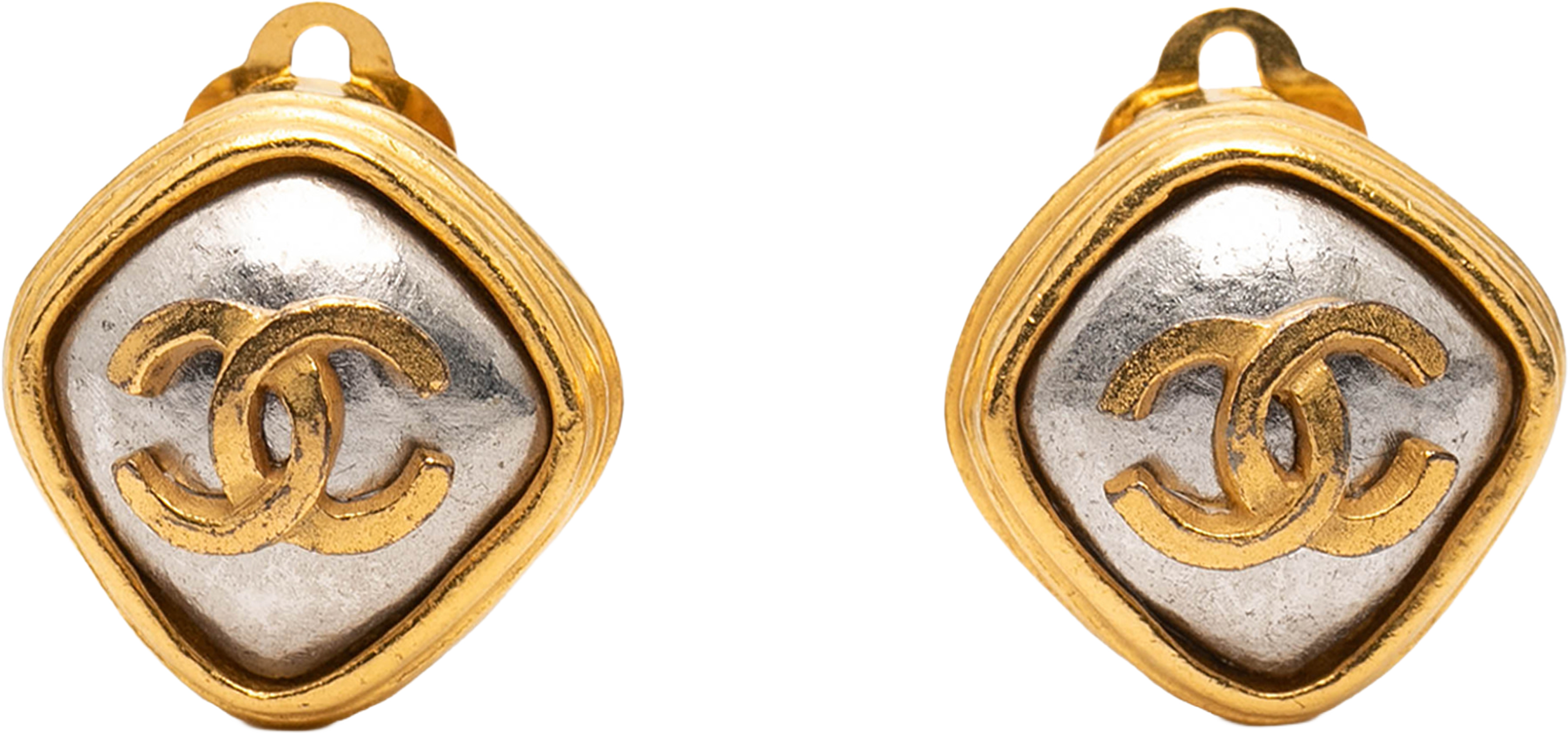 Chanel Cc Gold Plated Diamond Shape Clip On Earrings, från Luxclusif, i färgen gold. Klicka för att öppna bilden i stort format