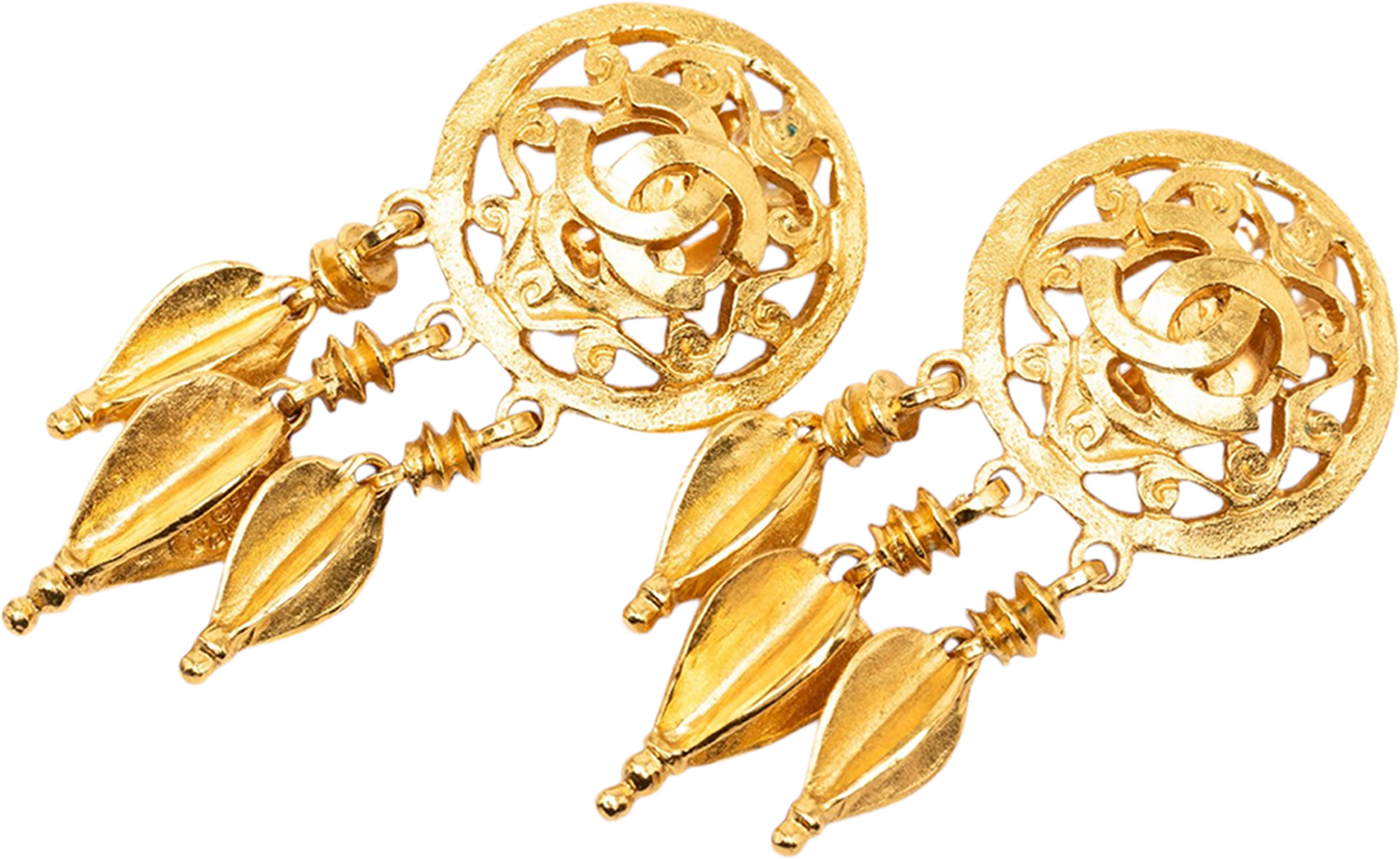 Chanel Cc Gold Plated Filigree Fringe Drop Clip On Earrings, från Luxclusif, i färgen guld. Klicka för att öppna bilden i stort format