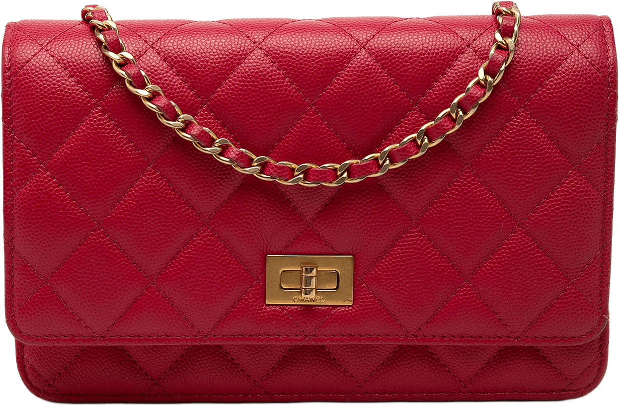 Chanel Quilted Caviar Reissue 2.55 Wallet On Chain, från Luxclusif, i färgen red.