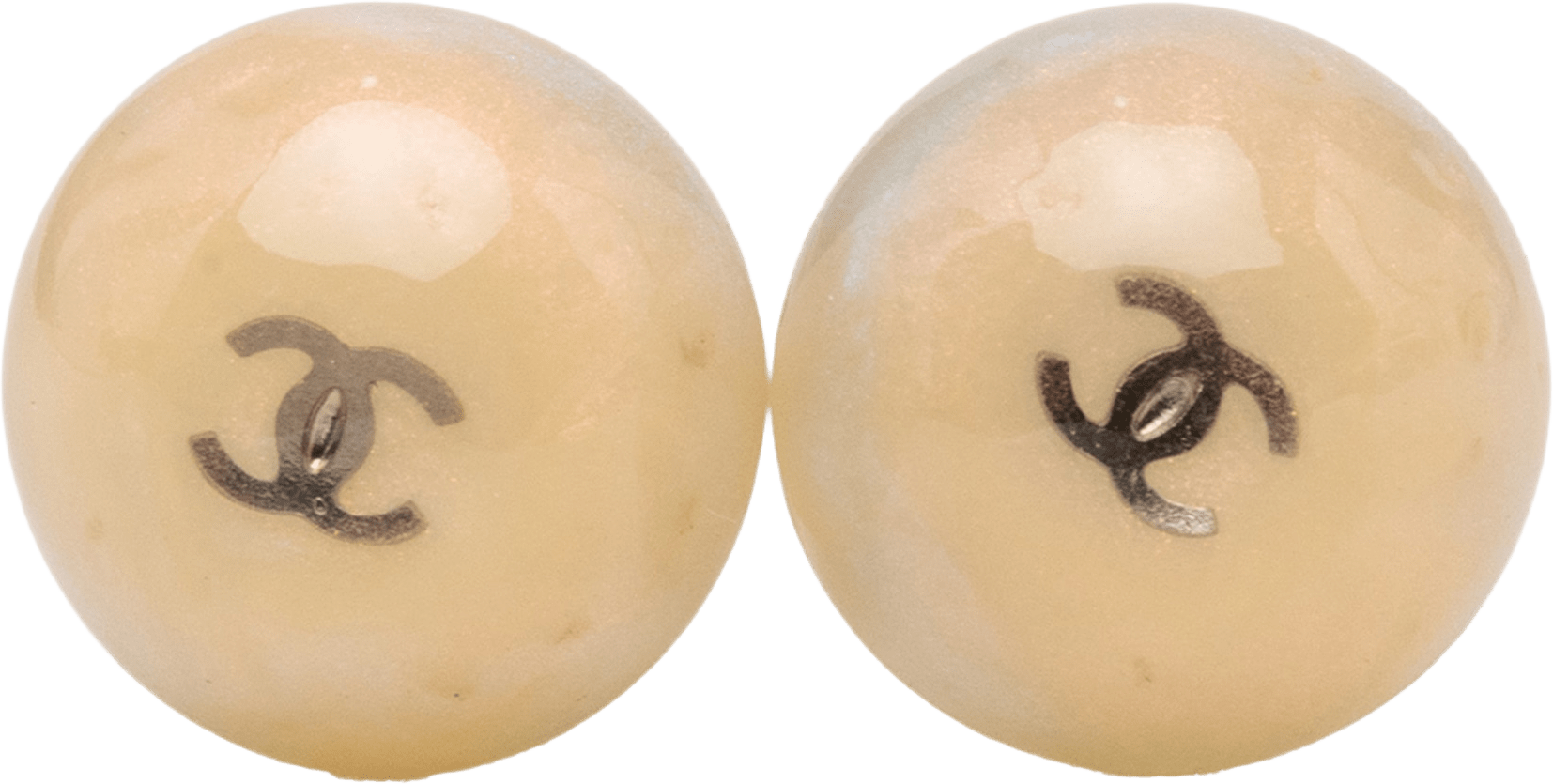 Chanel Cc Resin Brass Push Back Earrings, från Luxclusif, i färgen beige.