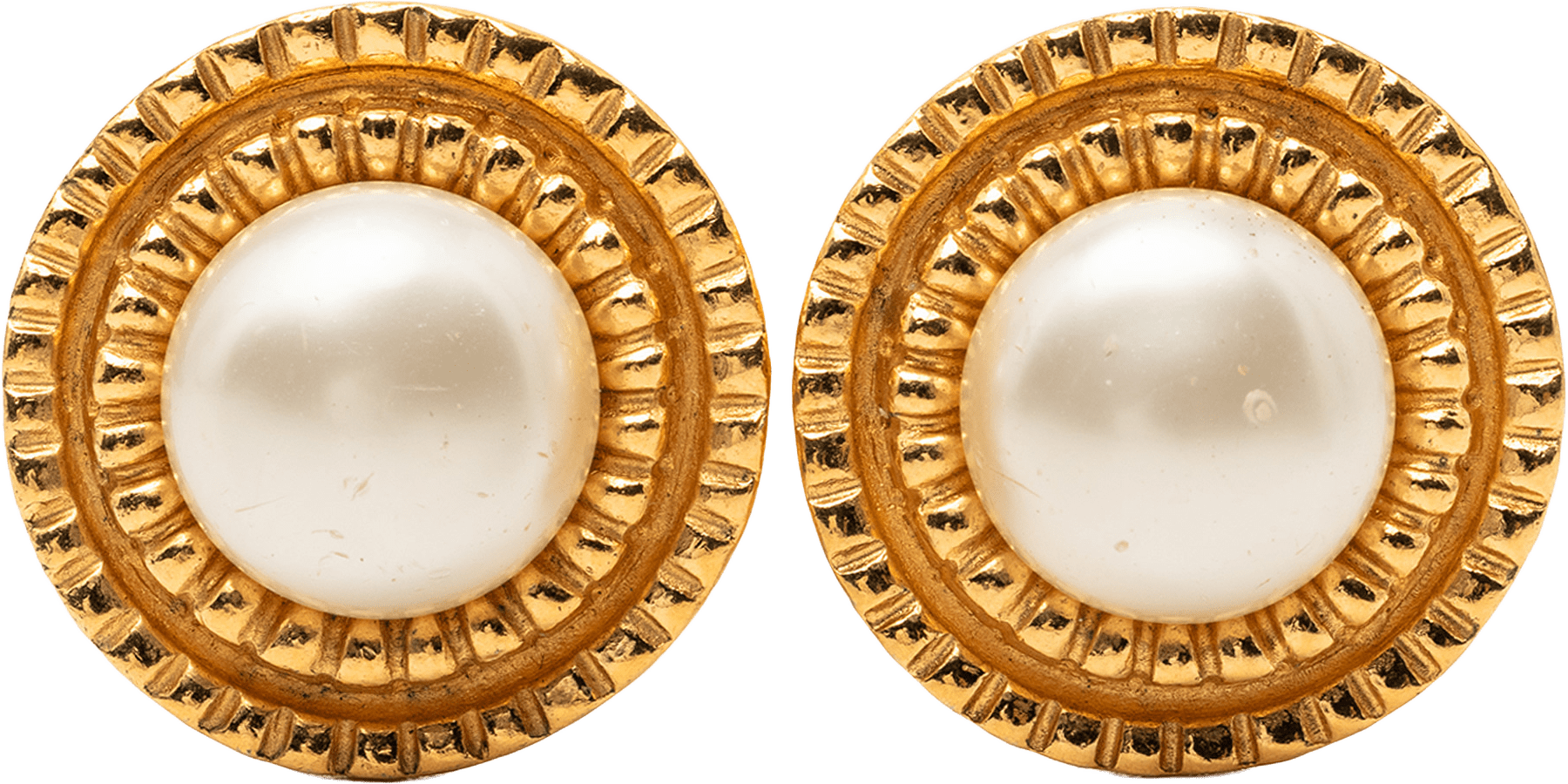 Chanel Gold Plated Faux Pearl Clip On Earrings, från Luxclusif, i färgen gold.