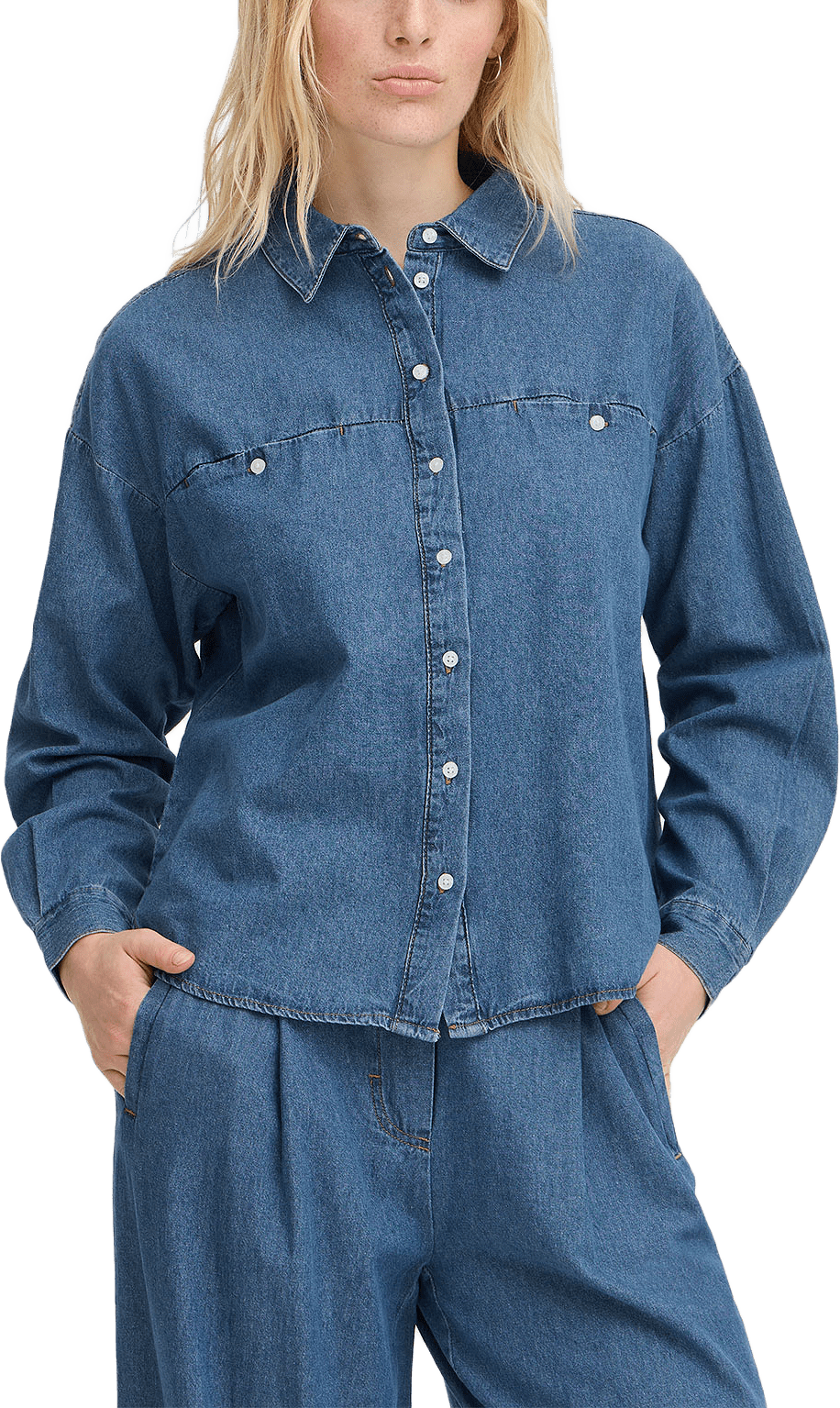 IHARCHER Shirt, från ICHI, i färgen Washed Med. Blue.