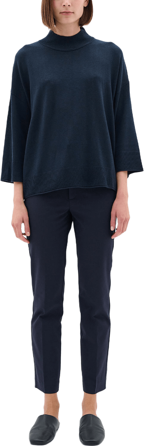 EmmyIW Slim Trousers, från Inwear, i färgen Marine Blue.