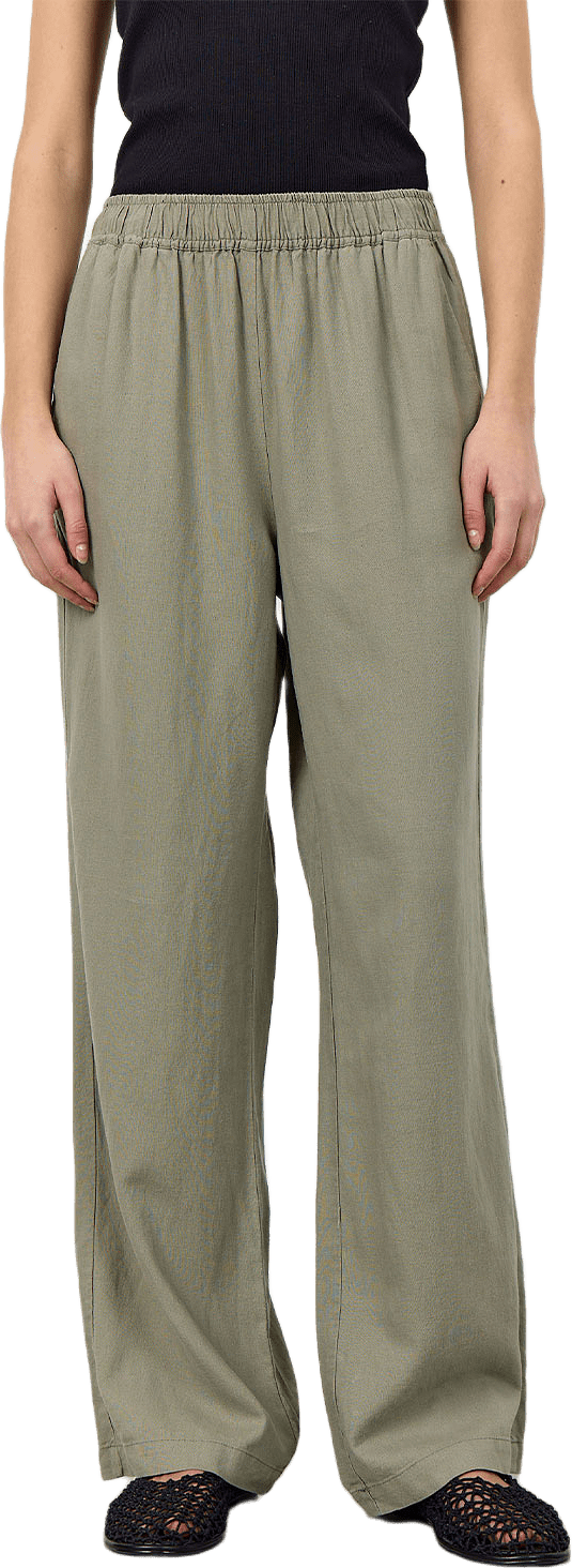 Lr-Naja 7 Pants, från Leveté Room, i färgen Dark Moss.