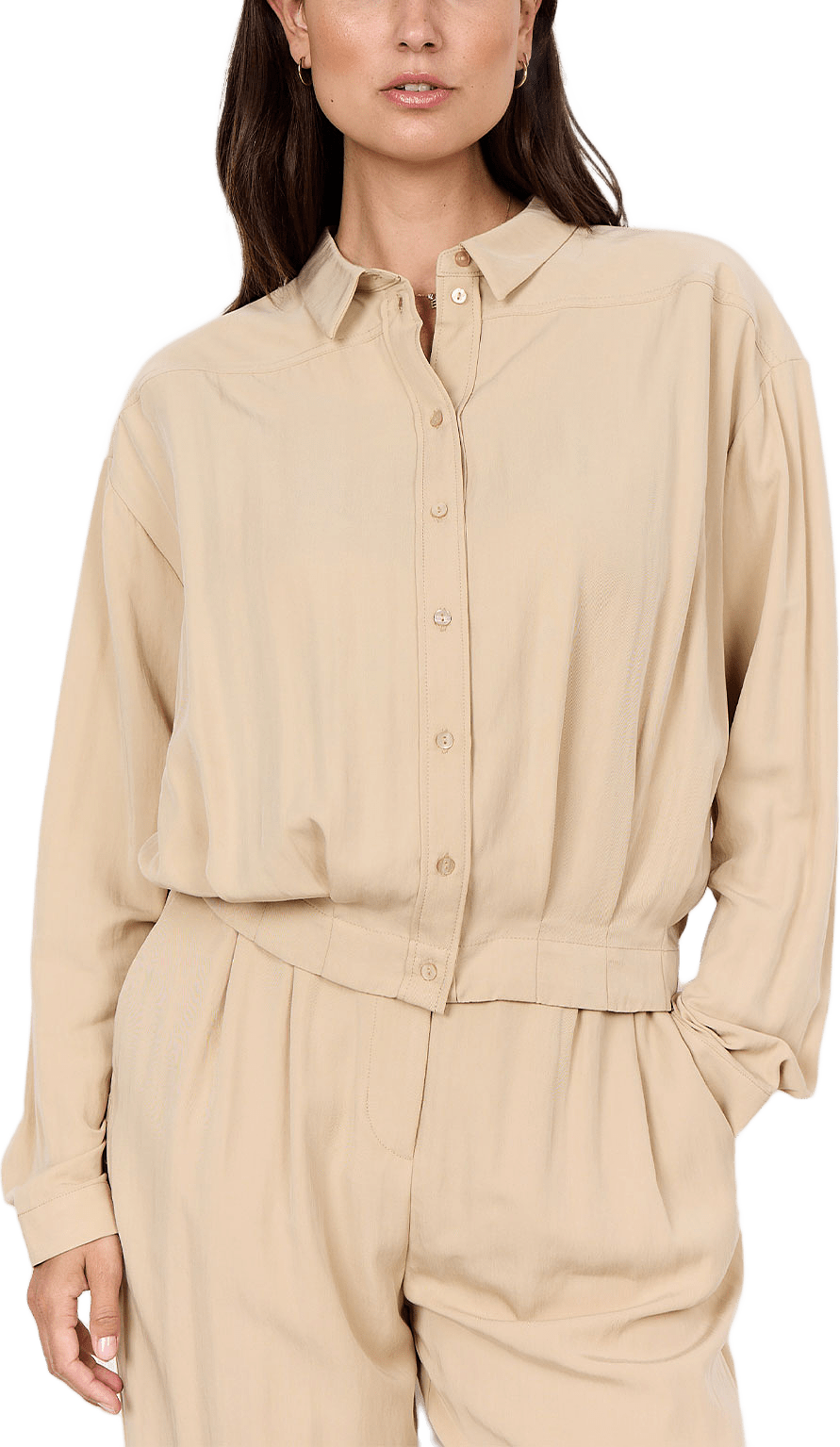 Sc-Paige 1 Shirt, från Soyaconcept, i färgen Sand.