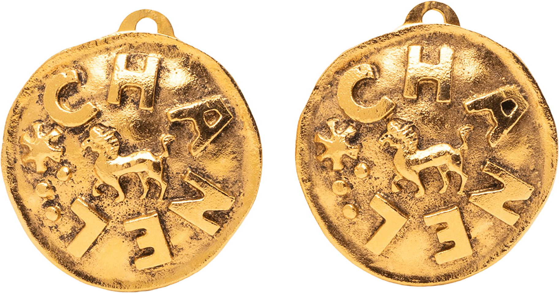 Chanel Gold Plated Logo And Lion Clip On Earrings, från Luxclusif, i färgen gold.