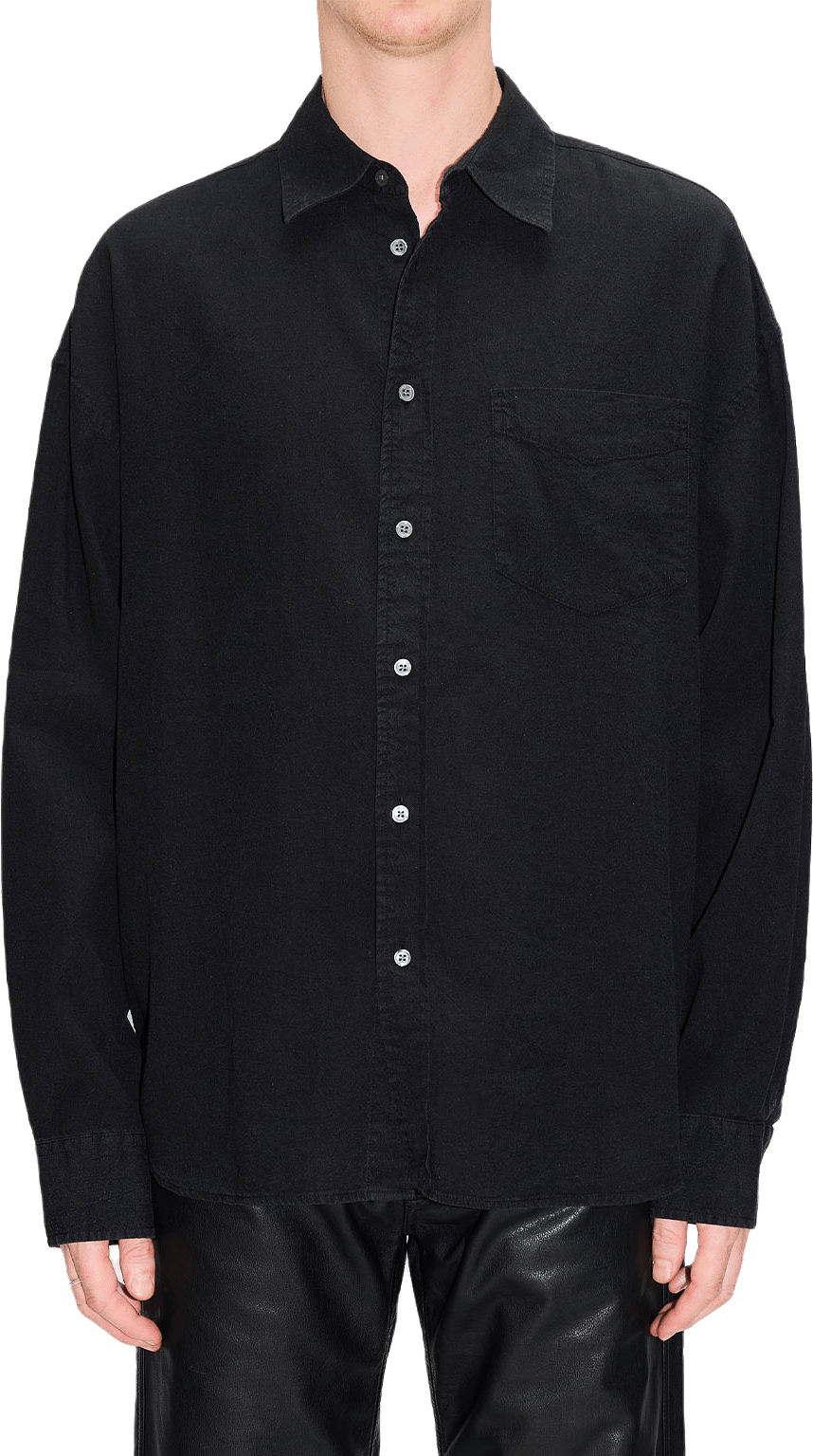 Room Shirt, från Hope, i färgen Tumbled Black.