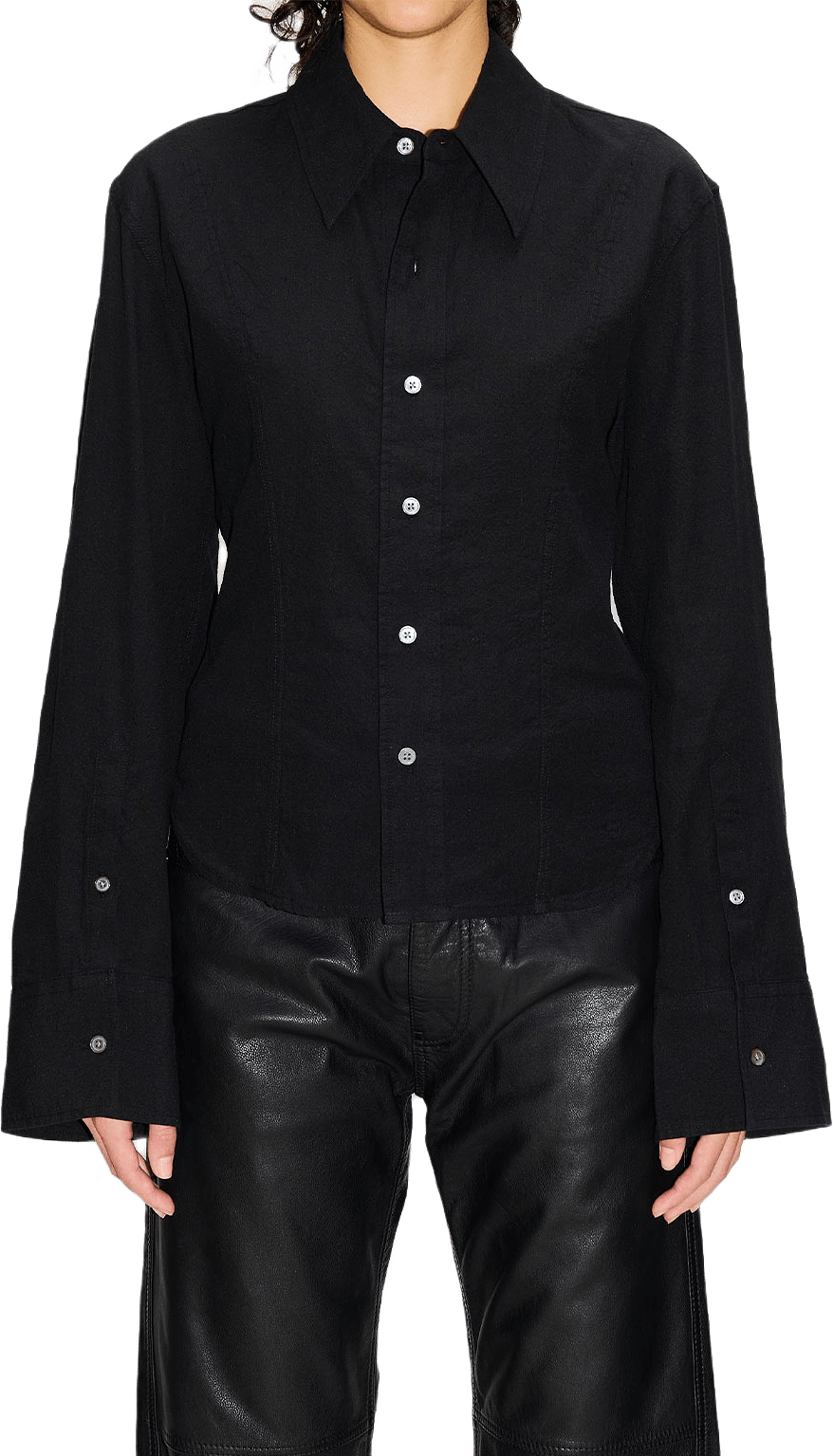 Shape Shirt, från Hope, i färgen Tumbled Black.