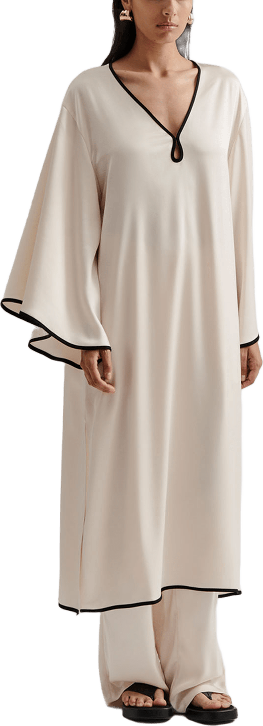 Briony Satin Kaftan Dress, från Malina, i färgen Vanilla.