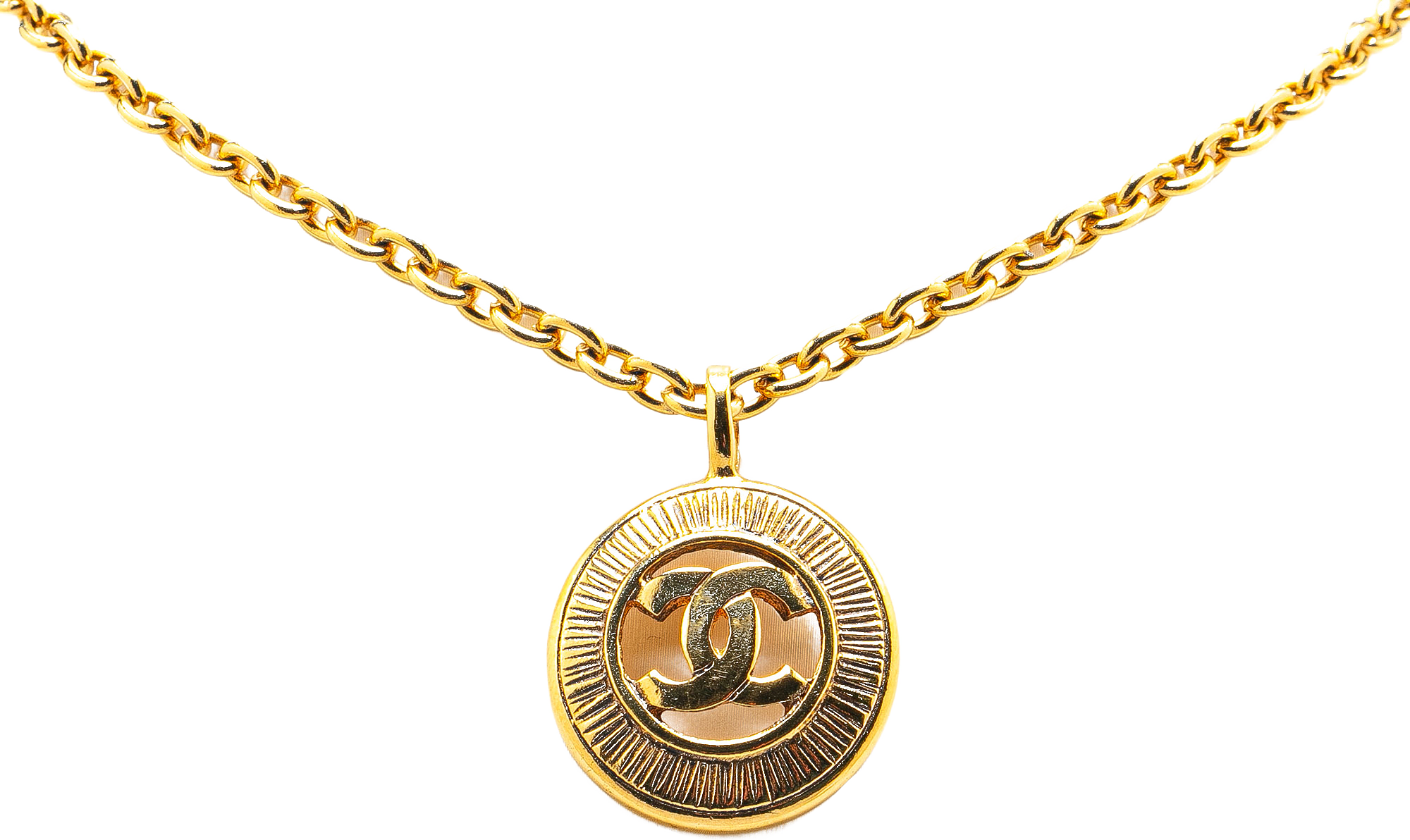 Chanel Gold Plated Cc Round Pendant Necklace, från Luxclusif, i färgen gold.