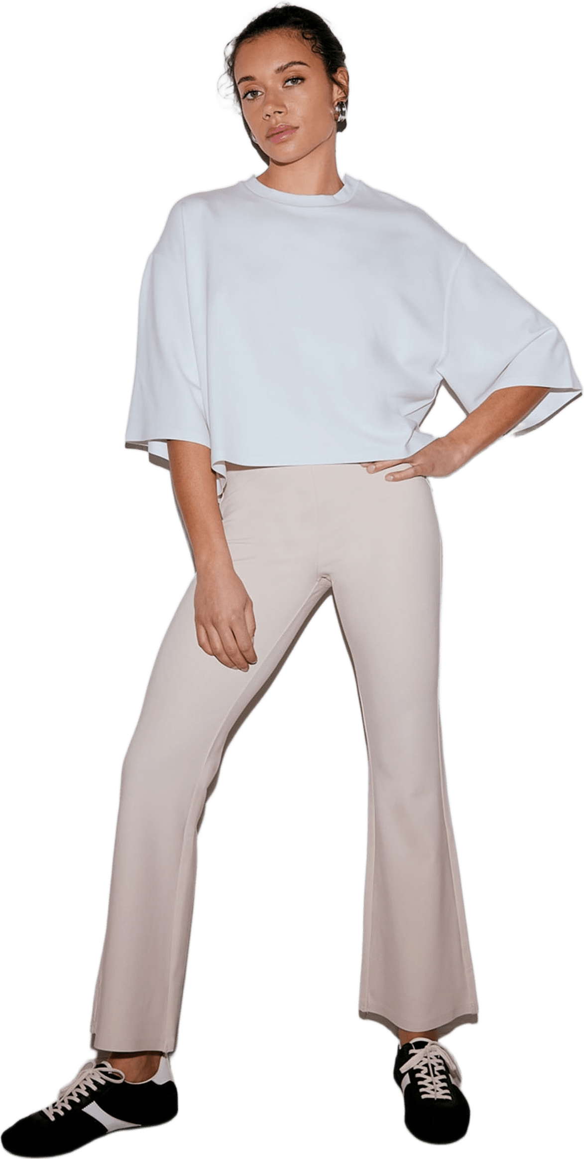 Luxe Flare Leggings, från aim'n, i färgen sand.