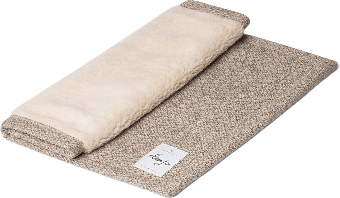 Resefilt Snuggle Greige - Denjo Dogs, från Denjo Dogs, i färgen greige.