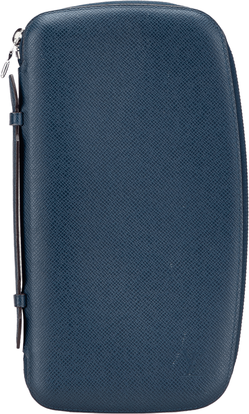 Louis Vuitton Taiga Atoll Organizer, från Luxclusif, i färgen navy.