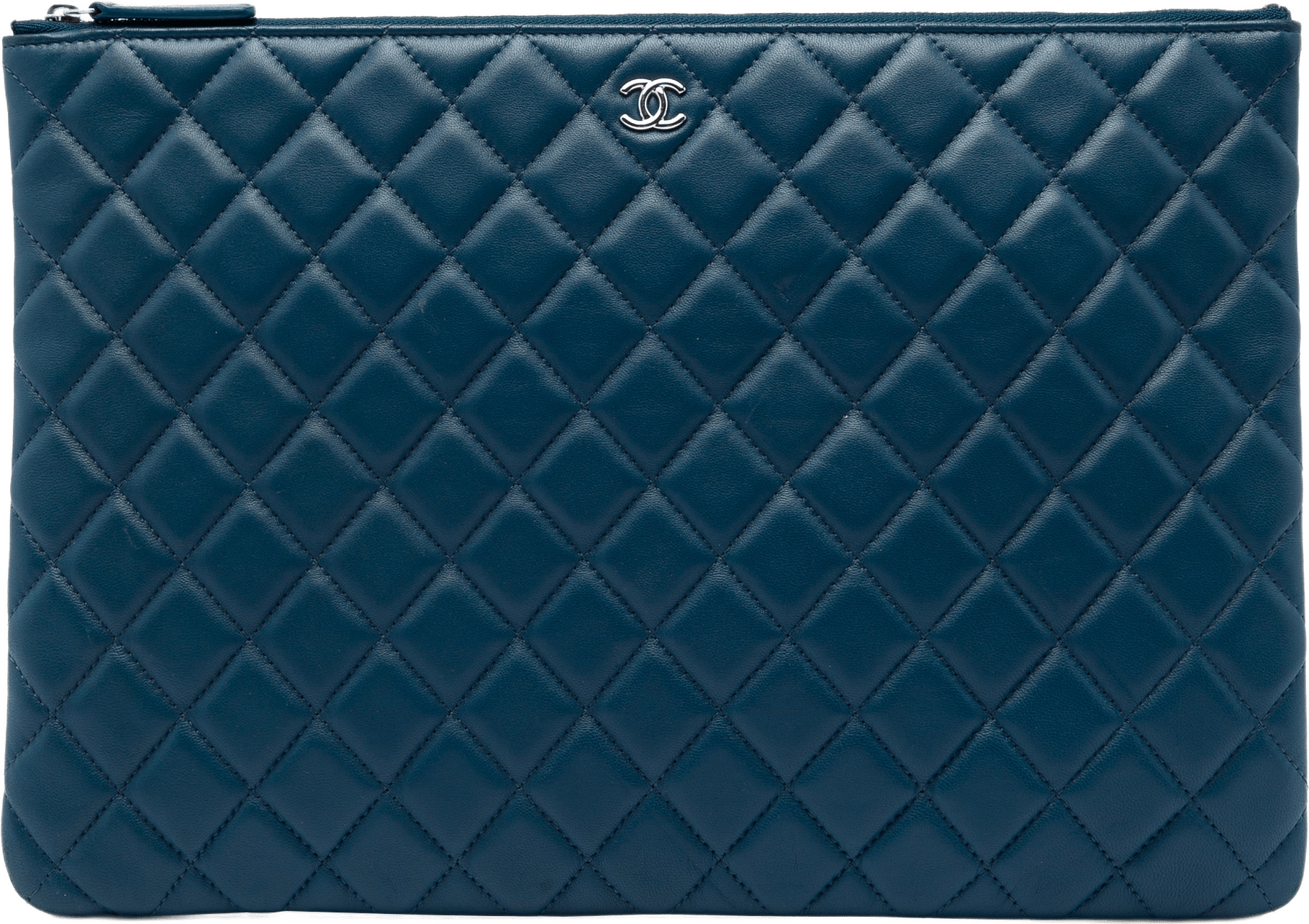 Chanel Large Quilted Lambskin O Case Clutch, från Luxclusif, i färgen blå.