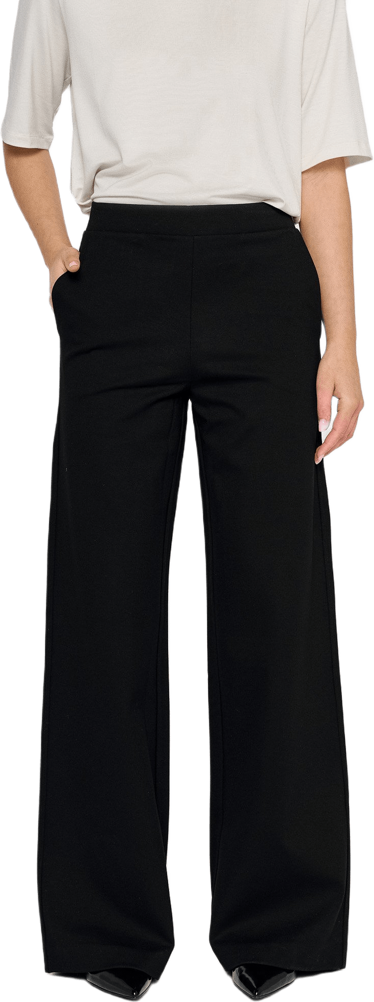 Leia Pants - Black, från Residus, i färgen black.
