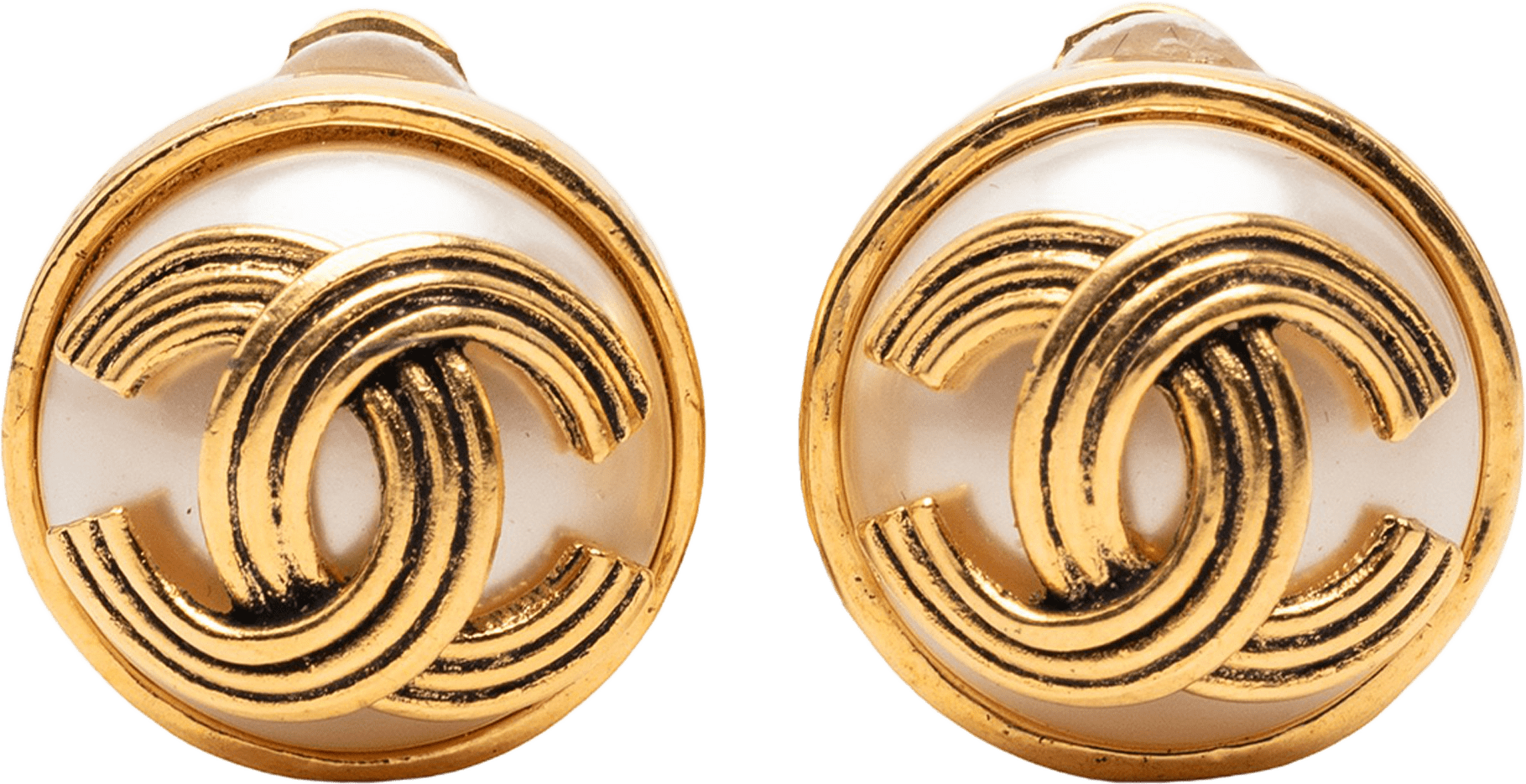 Chanel Gold Plated Cc Faux Pearl Round Clip On Earrings, från Luxclusif, i färgen gold.