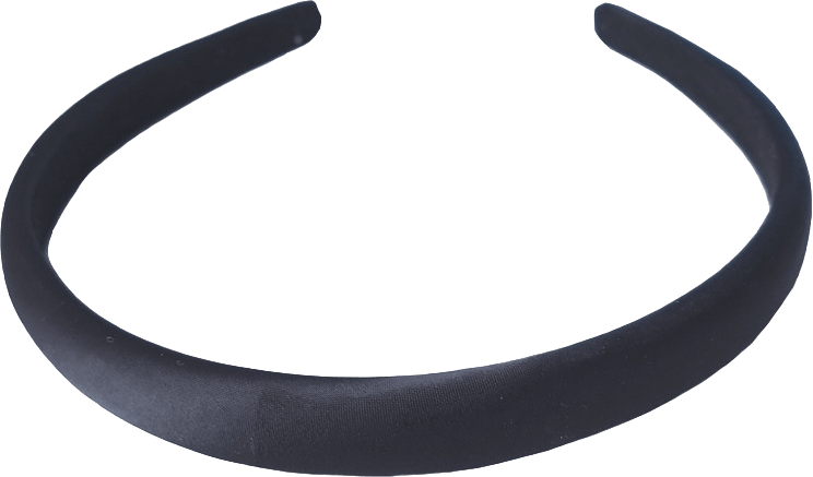 Diadem I Blank Textil 1,5  Cm, från Complement, i färgen black.